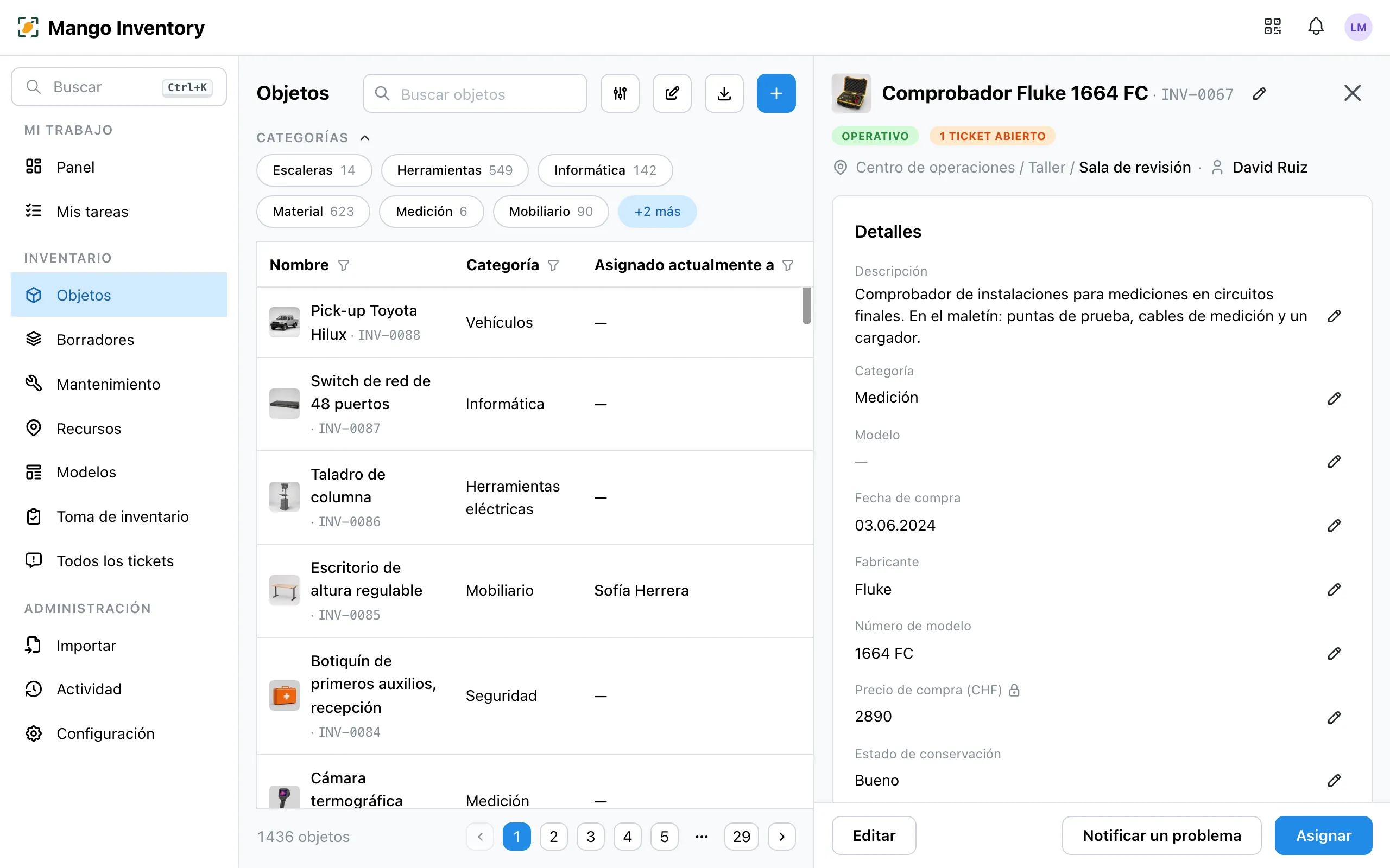 Un objeto abierto junto a la lista: el Comprobador Fluke 1664 FC con el estado «Operativo», «1 ticket abierto», su ubicación, la persona a la que está asignado y los botones «Editar», «Notificar un problema» y «Asignar»