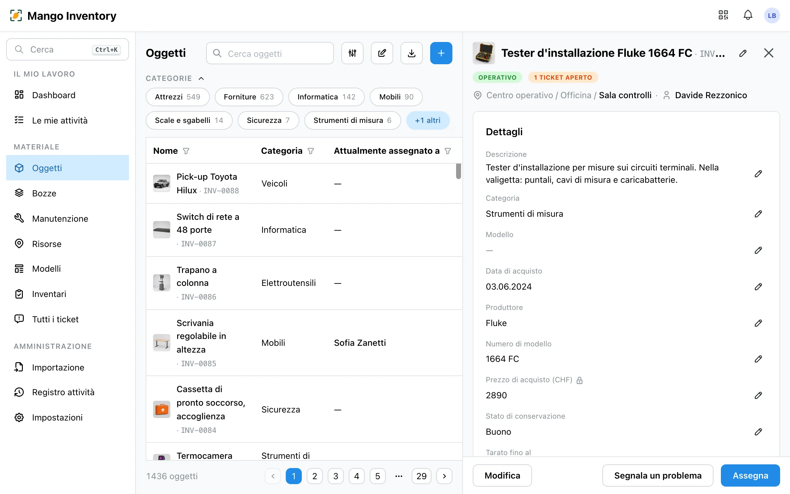 Un oggetto aperto accanto all'elenco: il tester d'installazione con lo stato «Operativo», un ticket aperto, l'ubicazione, la persona a cui è assegnato e i pulsanti «Modifica», «Segnala un problema» e «Assegna»
