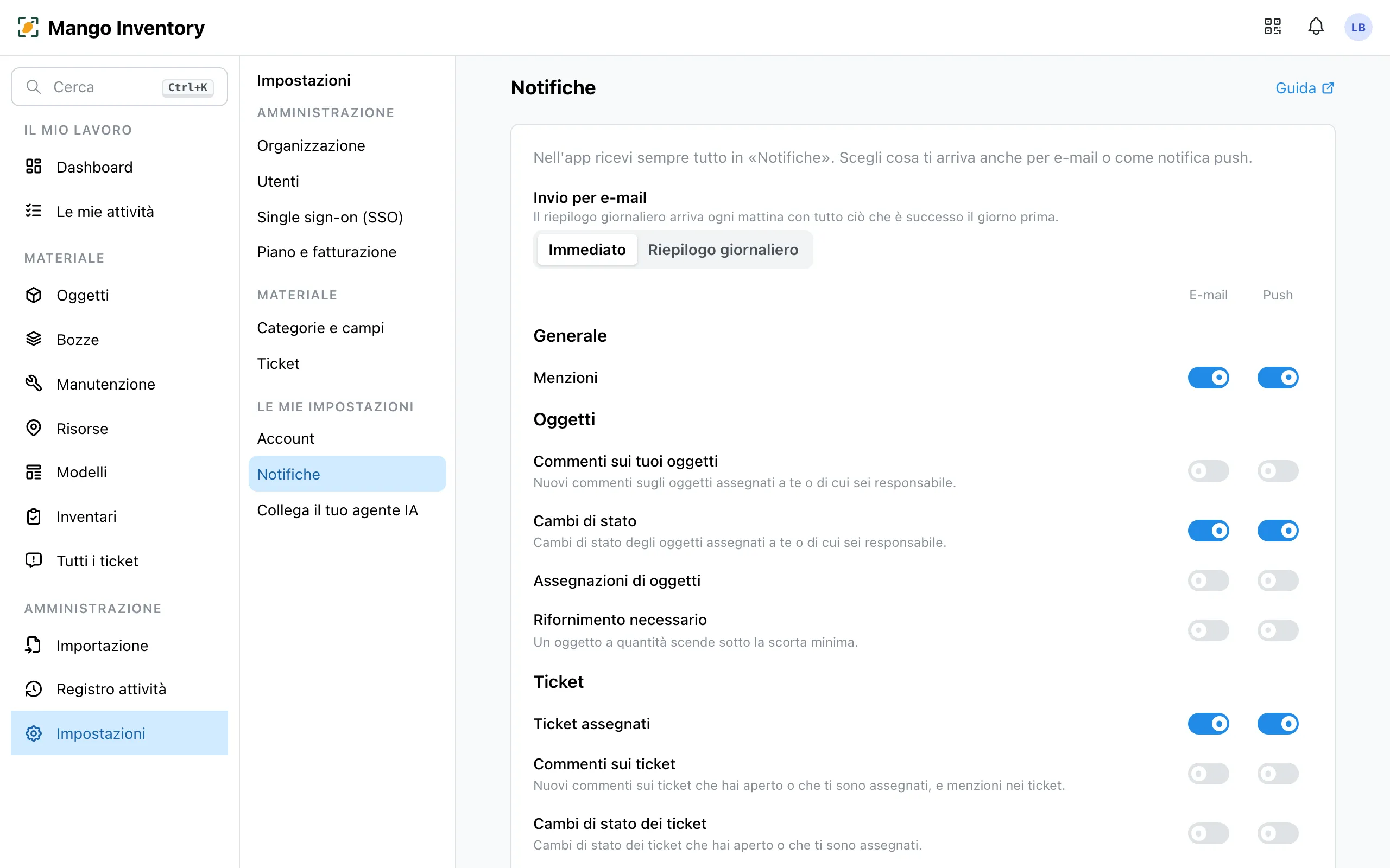 Impostazioni delle notifiche con gli interruttori per e-mail e push