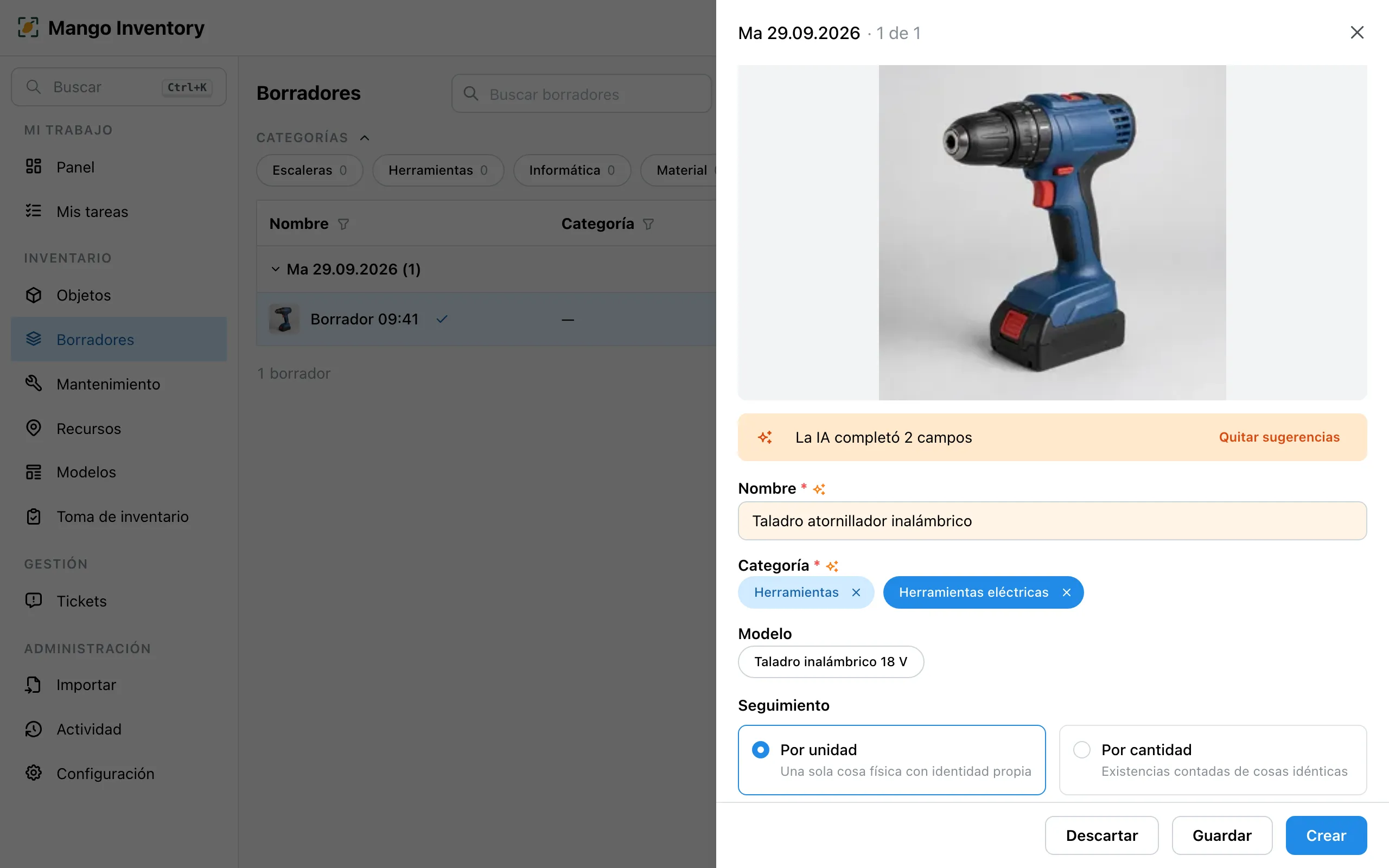 «Verificar borradores»: la foto arriba, los campos abajo, la nota de que la IA completó 2 campos, y «Descartar», «Guardar» y «Crear» al final