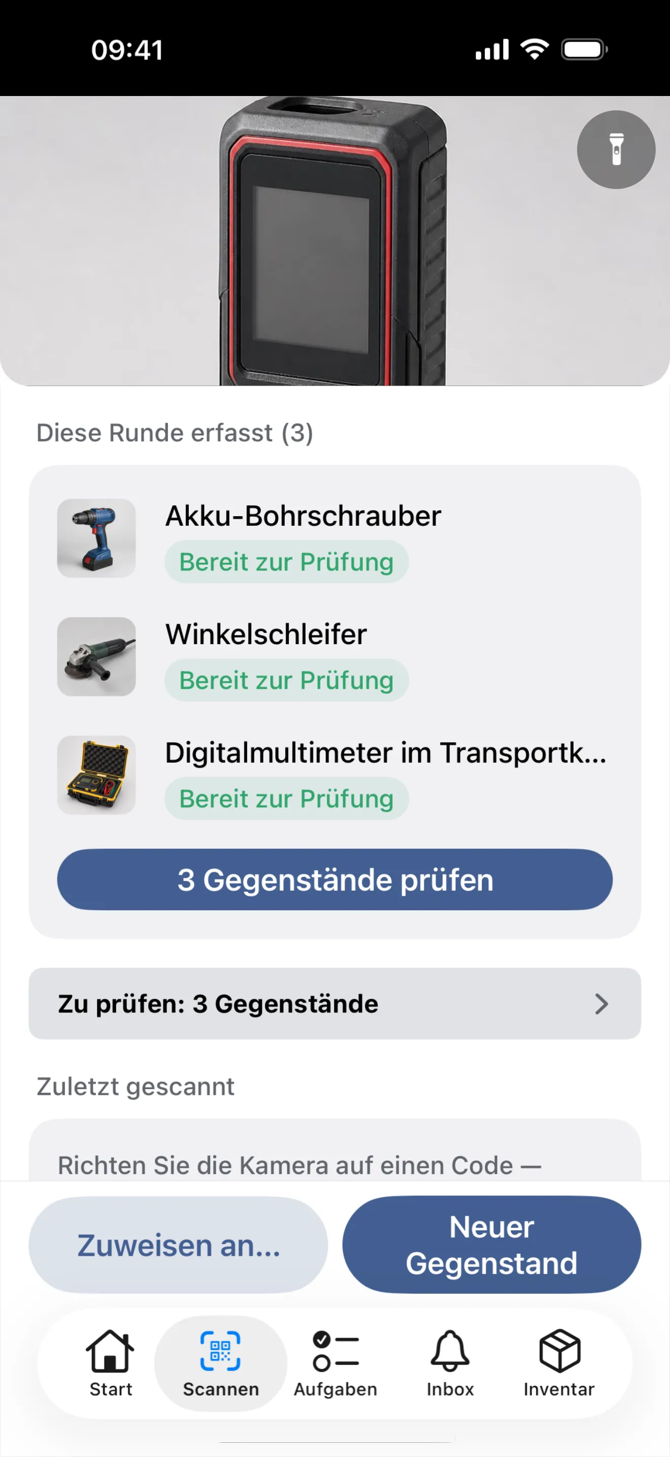 Der Tab «Scannen» nach einer Foto-Runde: unter «Diese Runde erfasst (3)» Akku-Bohrschrauber, Winkelschleifer und Digitalmultimeter im Transportkoffer, jeder mit Foto, KI-Namen und «Bereit zur Prüfung»