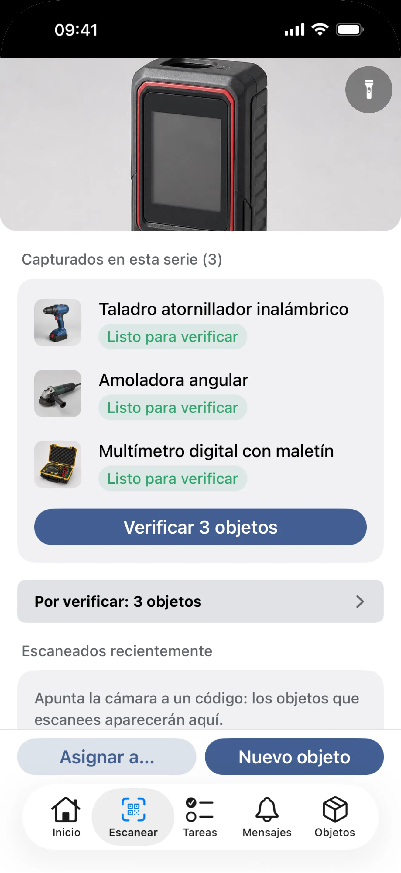 La pestaña «Escanear» después de una serie de fotos: en «Capturados en esta serie (3)», un taladro inalámbrico, una amoladora angular y un multímetro digital en su estuche, cada uno con foto, nombre de la IA y «Listo para verificar»