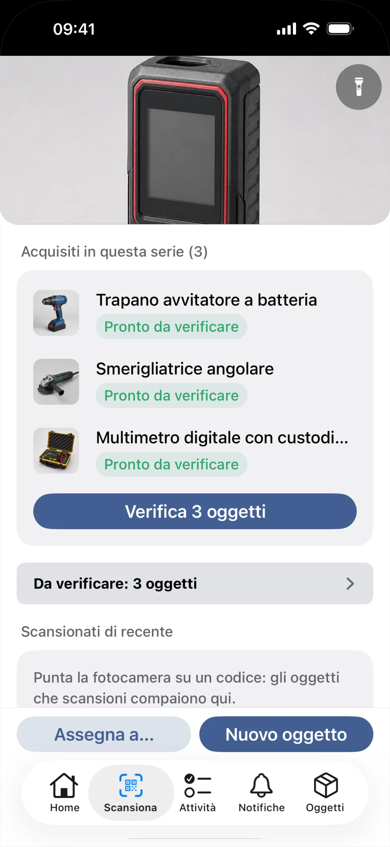 La scheda «Scansiona» dopo una serie di foto: sotto «Acquisiti in questa serie (3)» un trapano avvitatore a batteria, una smerigliatrice angolare e un multimetro digitale nella sua custodia, ognuno con foto, nome dato dall'IA e «Pronto da verificare»