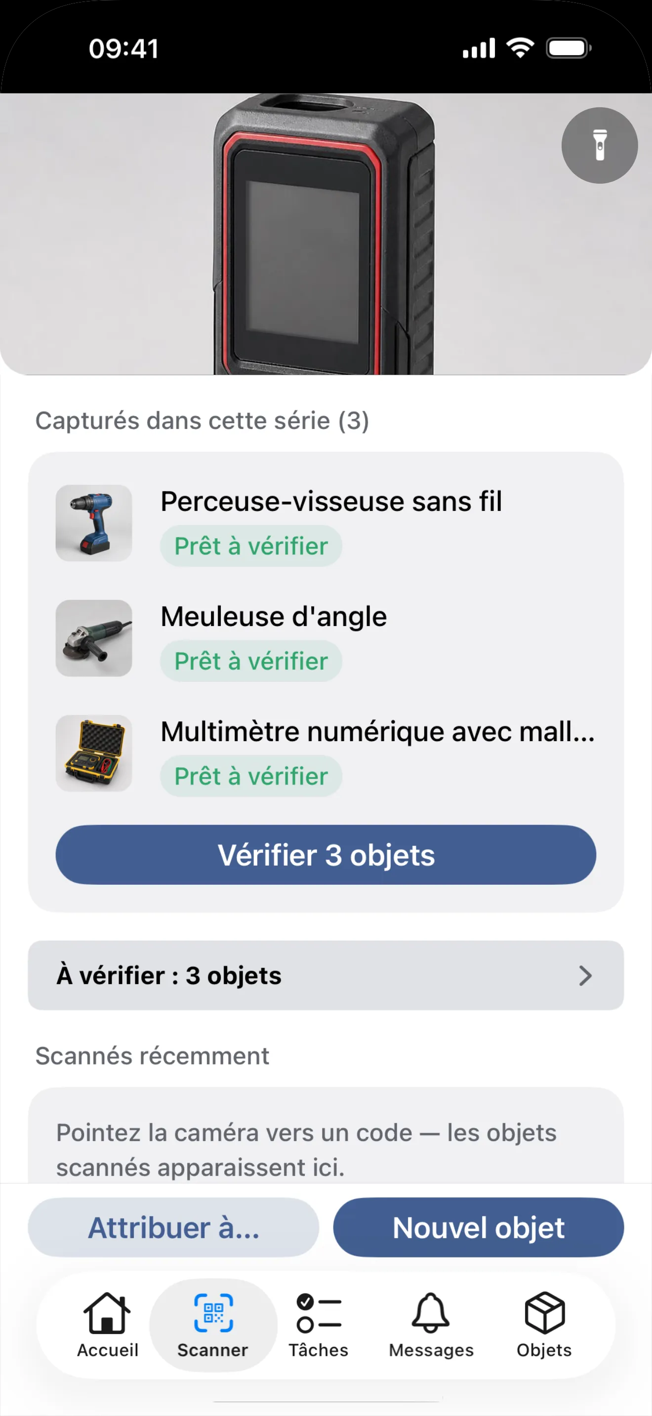 L'onglet « Scanner » après une série de photos : sous « Capturés dans cette série (3) », une perceuse-visseuse sans fil, une meuleuse d'angle et un multimètre numérique dans sa mallette, chacun avec sa photo, le nom proposé par l'IA et « Prêt à vérifier »