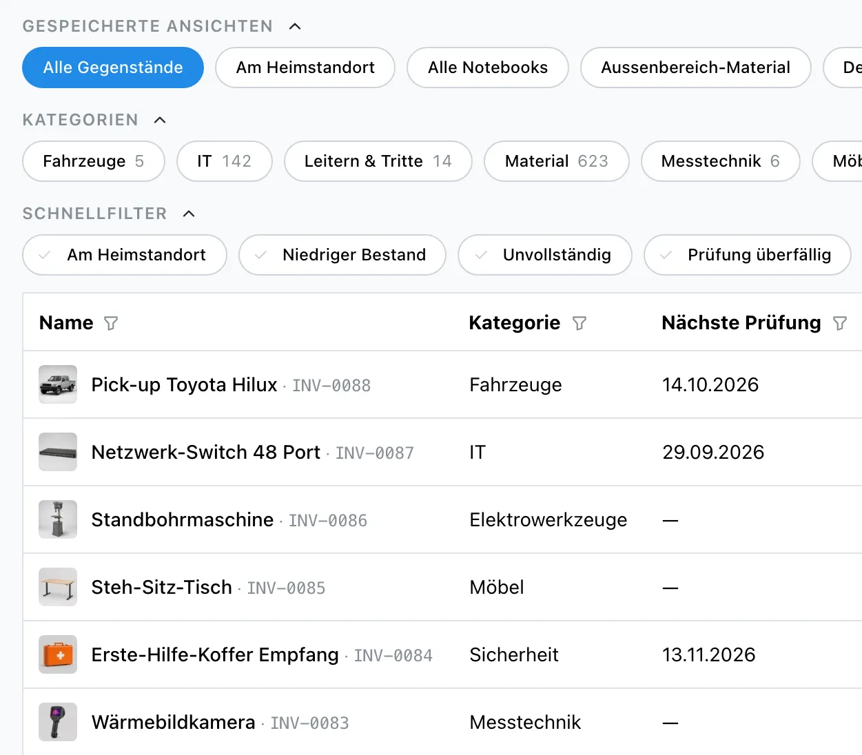 Die Gegenstände-Liste in Mango Inventory: gespeicherte Ansichten, Kategorien und Schnellfilter über der Tabelle, darunter Zeilen mit Bild, Name, Inventarnummer, Kategorie und nächster Prüfung.