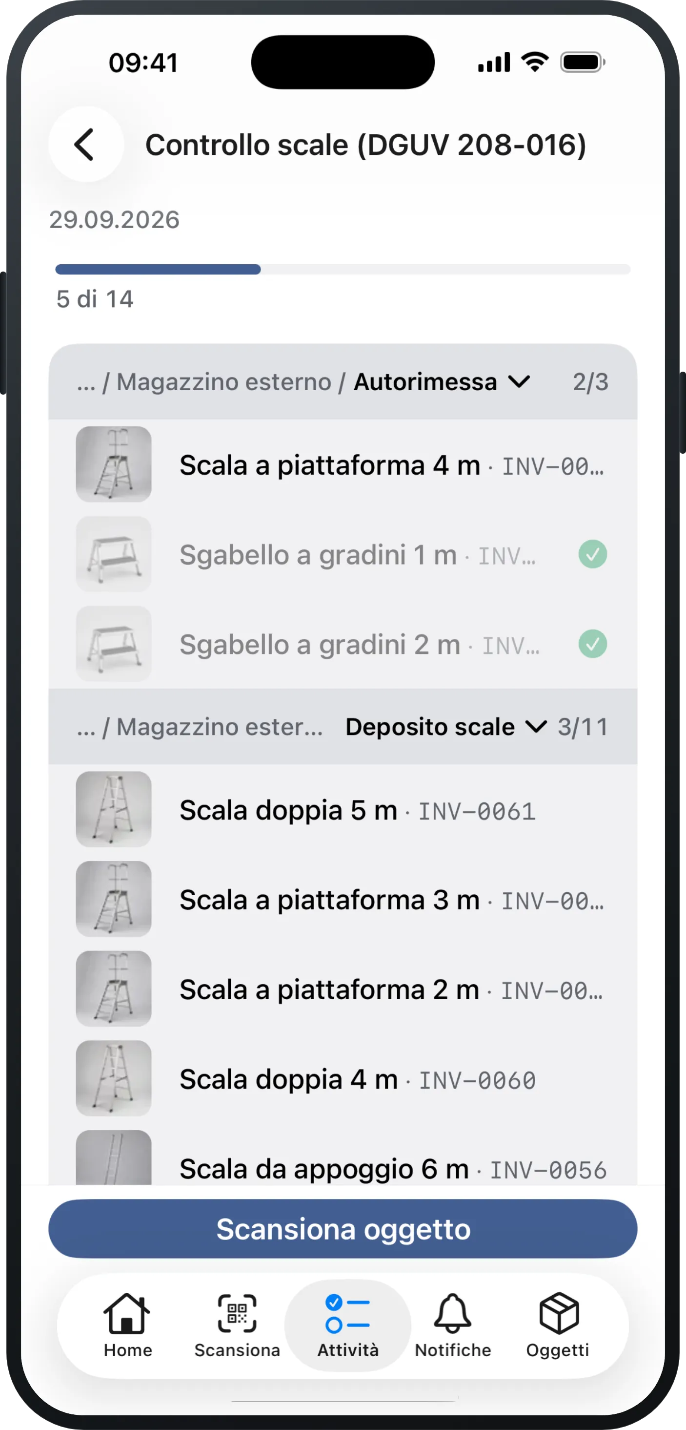 Un giro di controllo nell'app Mango Inventory su iPhone: una barra di avanzamento sopra la lista, sotto le scale in scadenza raggruppate per ubicazione (una fascia per locale con il suo contatore, ogni riga con foto e numero di inventario) e in basso «Scansiona oggetto».