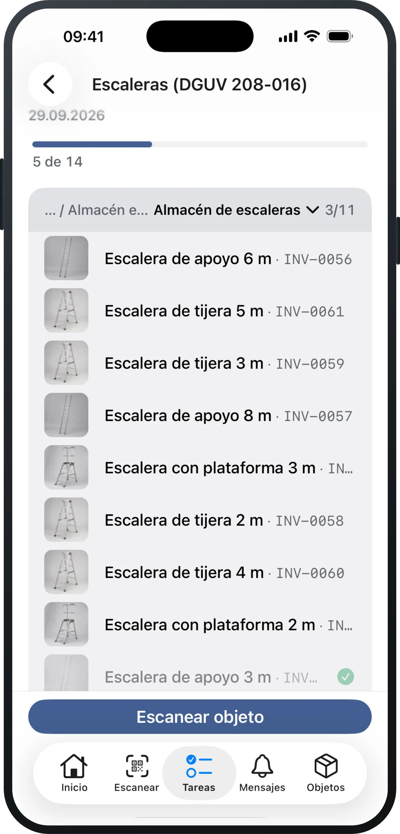 Una ronda de revisión en la app Mango Inventory en el iPhone: una barra de progreso sobre la lista y, debajo, las escaleras pendientes agrupadas por ubicación (una franja por sala con su propio contador, cada fila con foto y número de inventario) y, abajo del todo, «Escanear objeto».