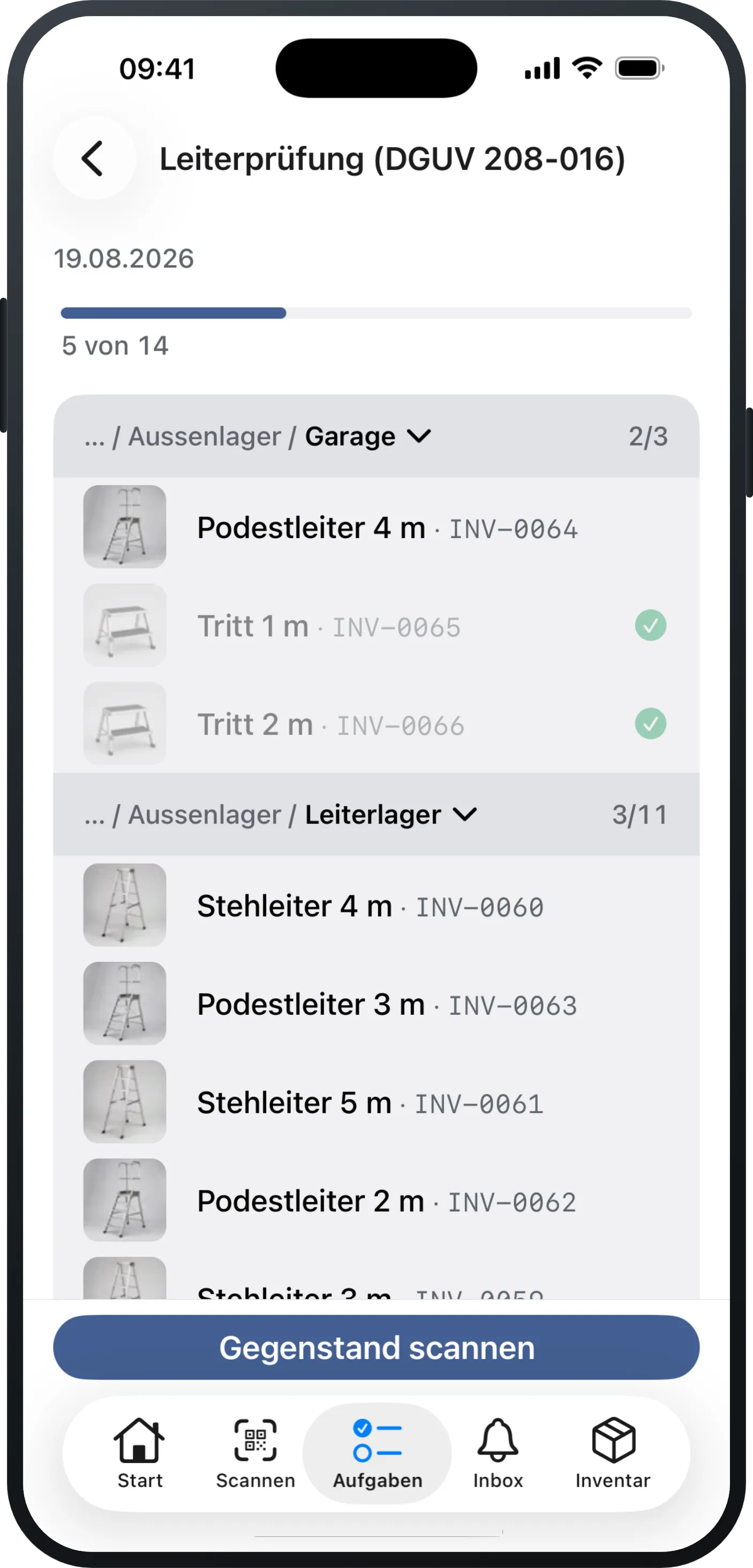Eine Prüfrunde in der Mango-Inventory-App auf dem iPhone: über der Liste ein Fortschrittsbalken, darunter die fälligen Leitern nach Standort gruppiert — pro Raum ein Band mit eigenem Zähler, jede Zeile mit Foto und Inventarnummer, unten die Schaltfläche «Gegenstand scannen».