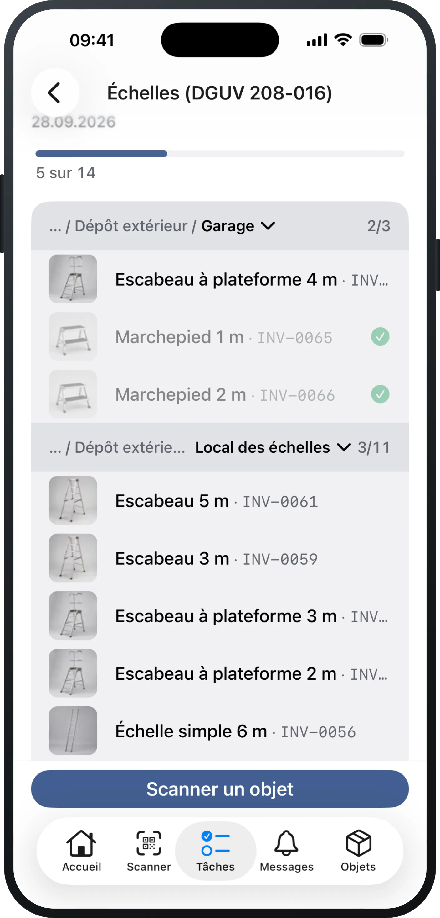 Une tournée de contrôle dans l'application Mango Inventory sur iPhone : une barre de progression au-dessus de la liste ; en dessous, les échelles à contrôler, regroupées par emplacement — une bande par salle avec son propre compteur, chaque ligne avec photo et numéro d'inventaire — et « Scanner un objet » en bas.