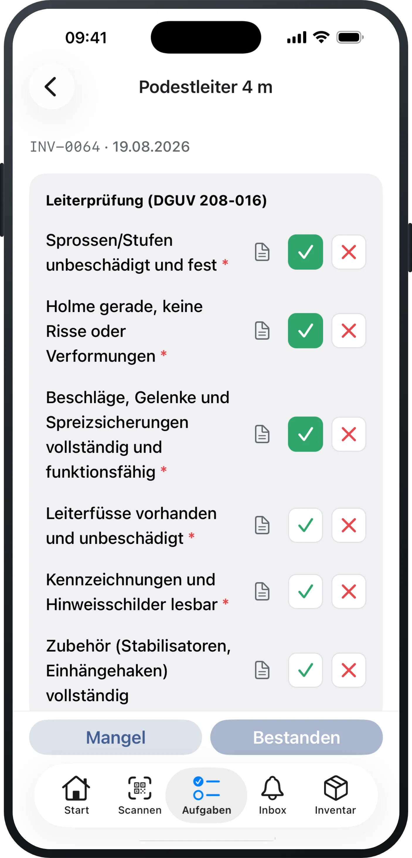 Die Checkliste einer einzelnen Prüfung auf dem iPhone: oben Gerätename, Inventarnummer und Fälligkeitsdatum, darunter die Prüfpunkte, die beantworteten mit grünem Häkchen, unten die Leiste mit «Mangel» und dem noch gesperrten «Bestanden».