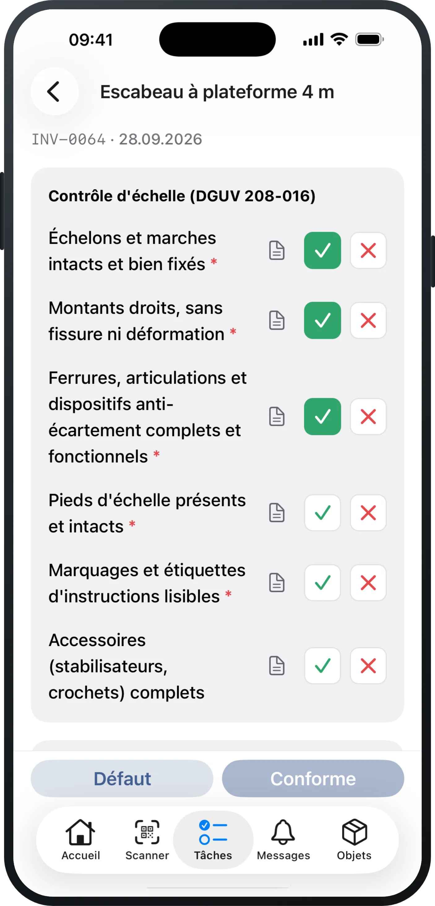 La liste de contrôle d'un contrôle individuel sur iPhone : en haut, le nom de l'objet, son numéro d'inventaire et la date d'échéance ; en dessous, les points de contrôle, avec une coche verte sur ceux déjà renseignés ; en bas, une barre avec « Défaut » et « Conforme », encore désactivé.