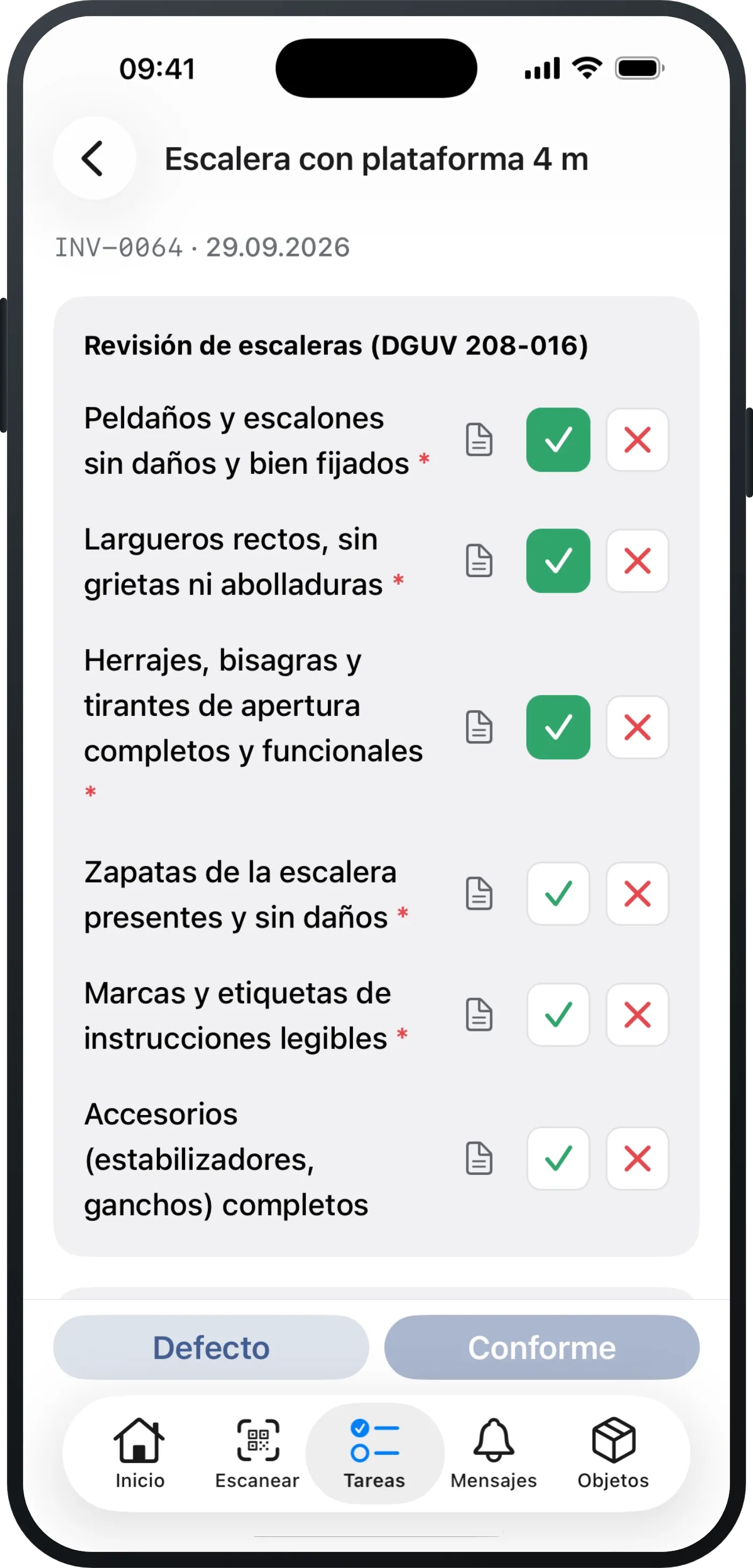 La lista de verificación de una revisión en el iPhone: arriba el nombre del objeto, su número de inventario y la fecha en que vence; debajo, los puntos de revisión con una marca verde en los ya respondidos, y abajo una barra con «Defecto» y un «Conforme» todavía desactivado.