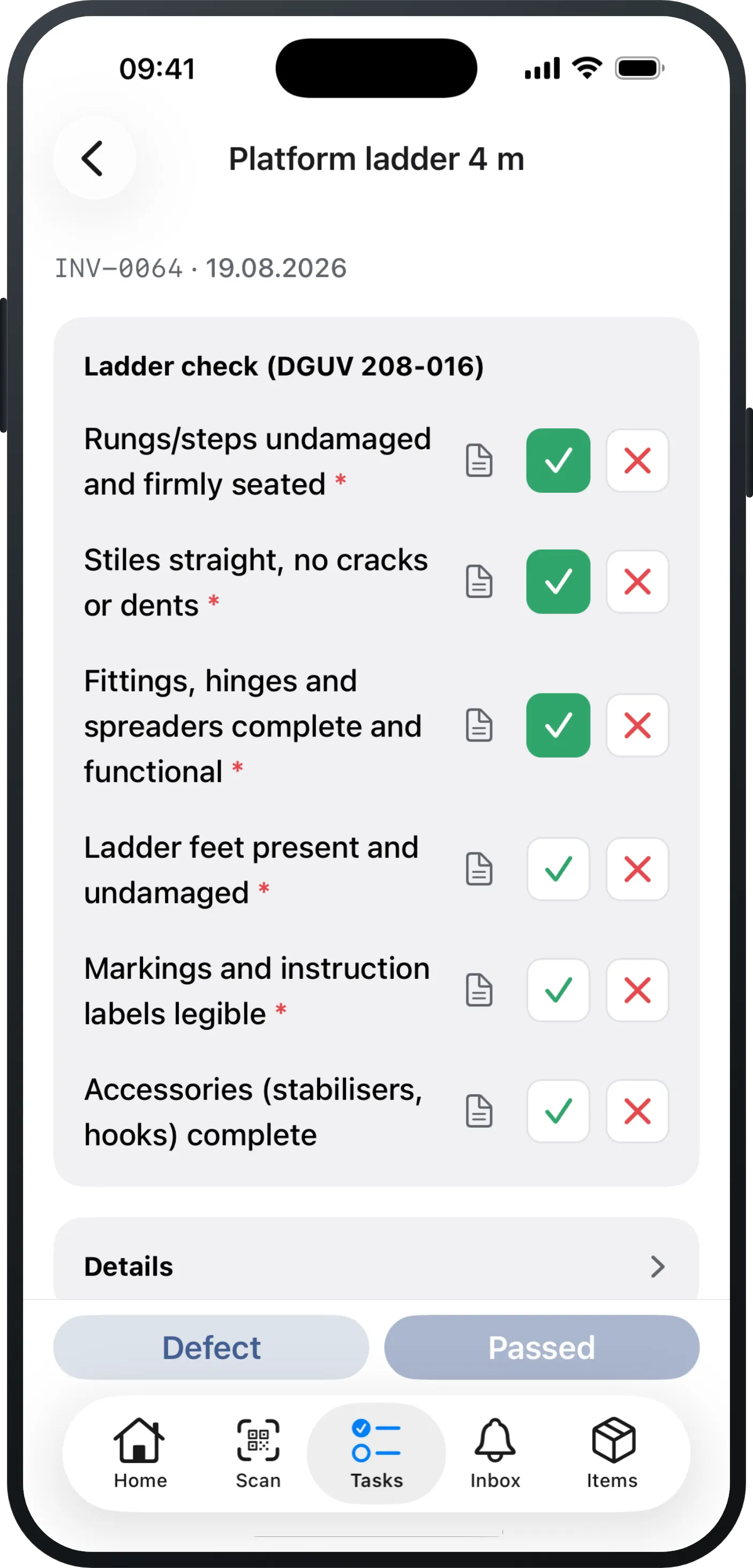 The checklist of a single check on iPhone: the item name, its inventory number and the due date at the top, the check points below them with a green tick on the ones already answered, and a bar at the bottom with “Defect” and a still-disabled “Passed”.
