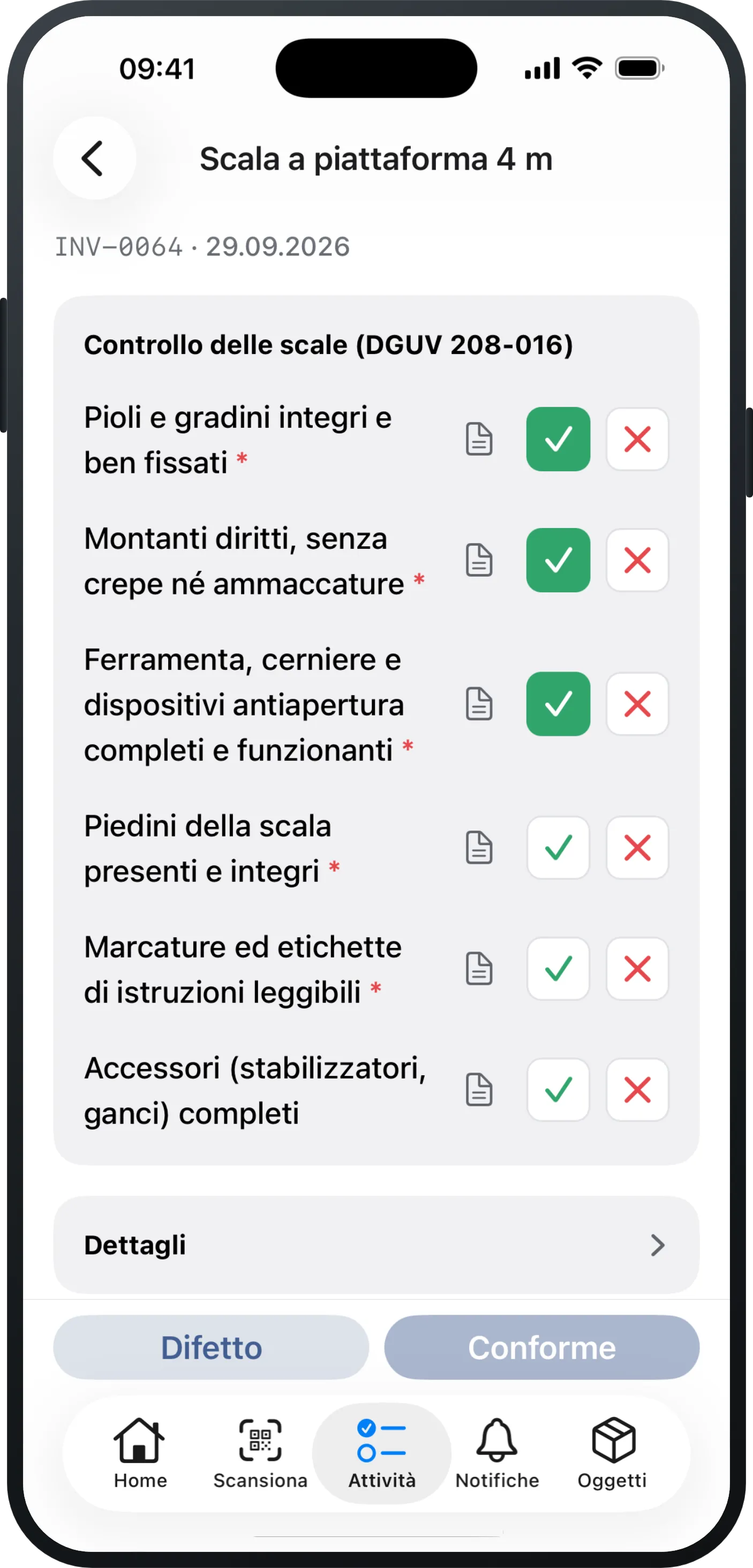 La lista di controllo di un singolo oggetto su iPhone: in alto il nome dell'oggetto, il numero di inventario e la scadenza, sotto i punti con una spunta verde su quelli a cui hai già risposto, e in basso una barra con «Difetto» e «Conforme», ancora disattivato.