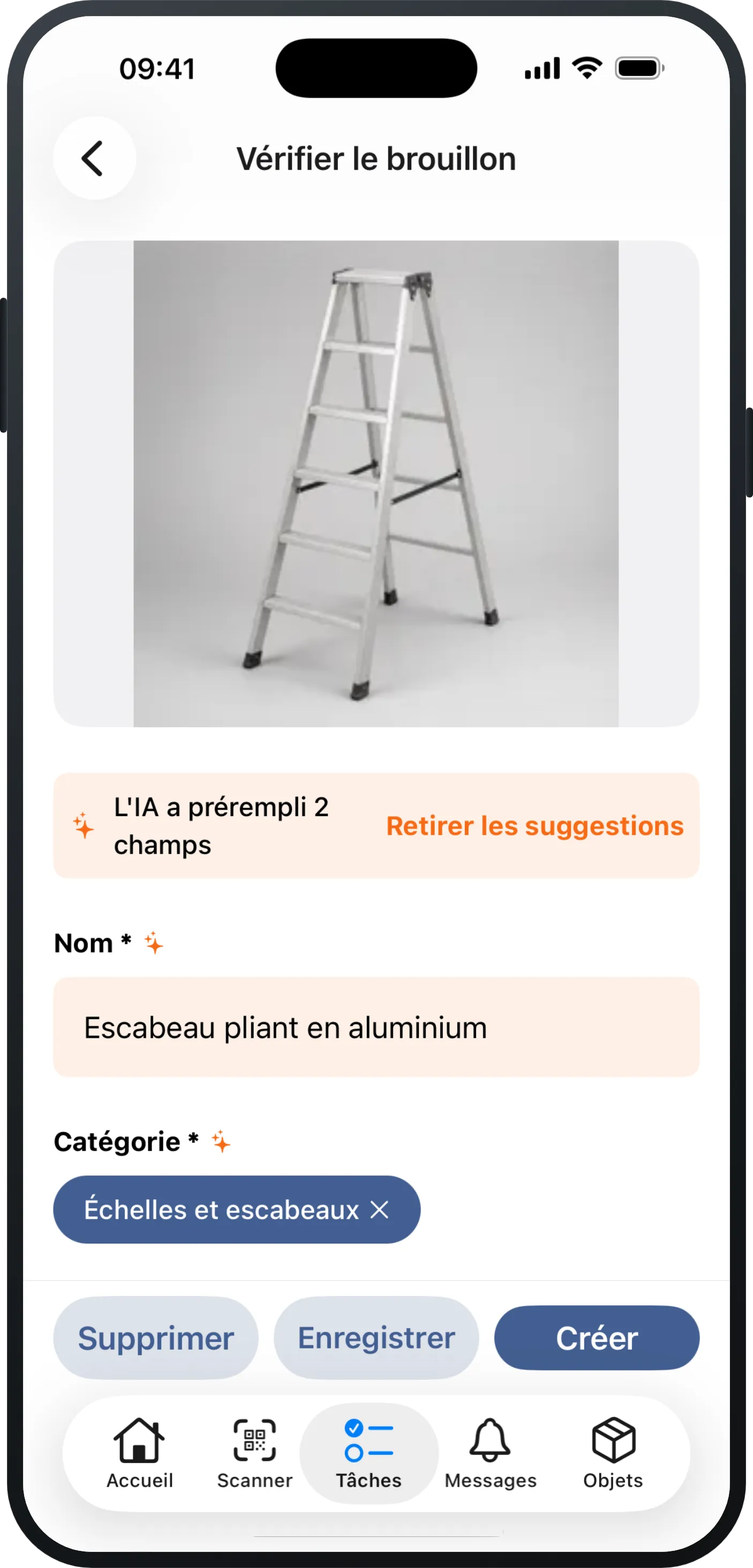 Un iPhone affichant une capture qui vient d'être photographiée dans Mango Inventory : en haut, la photo d'un escabeau en aluminium ; en dessous, la mention « L'IA a prérempli 2 champs » et les champs déjà remplis « Nom » (« Escabeau pliant en aluminium ») et « Catégorie » (« Échelles et escabeaux ») ; tout en bas, les boutons « Supprimer », « Enregistrer » et « Créer ».