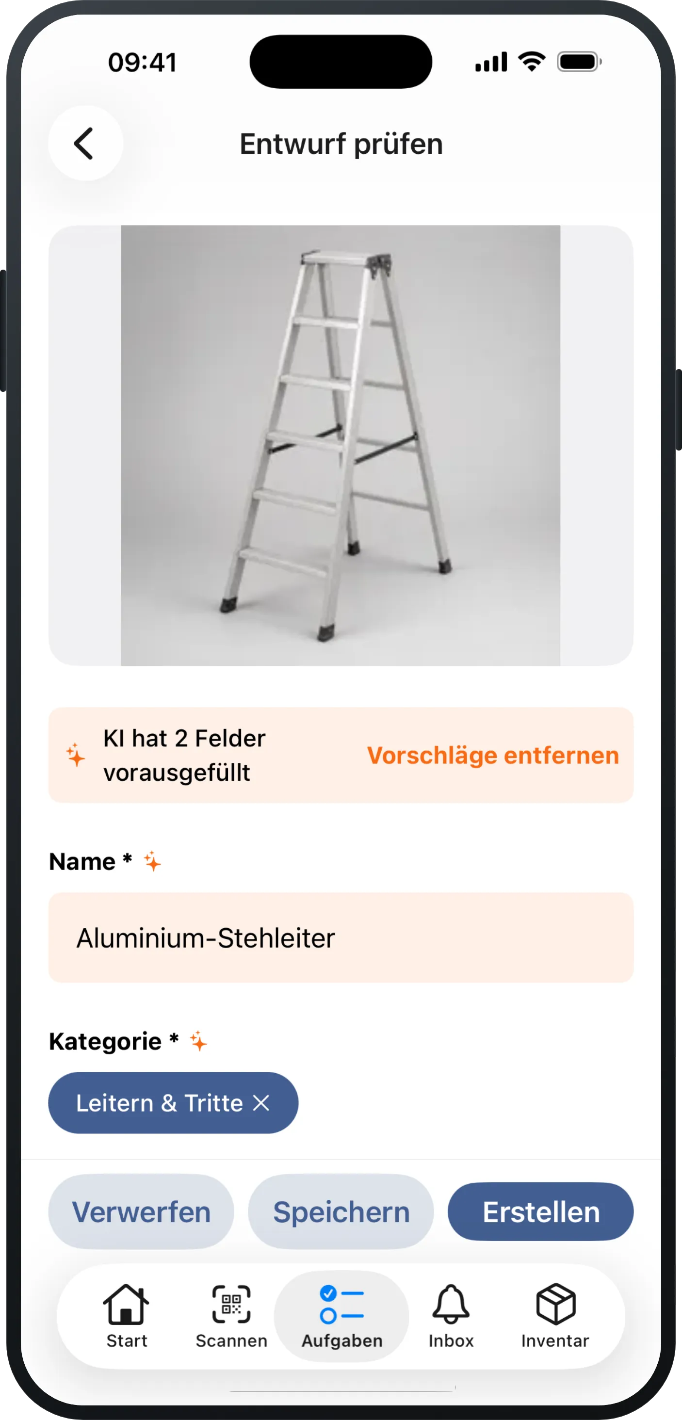 Ein iPhone mit einer frisch fotografierten Aufnahme in Mango Inventory: oben das Foto einer Aluminium-Stehleiter, darunter der Hinweis «KI hat 2 Felder vorausgefüllt» und die bereits ausgefüllten Felder «Name» («Aluminium-Stehleiter») und «Kategorie» («Leitern & Tritte»), ganz unten die Schaltflächen «Verwerfen», «Speichern» und «Erstellen».