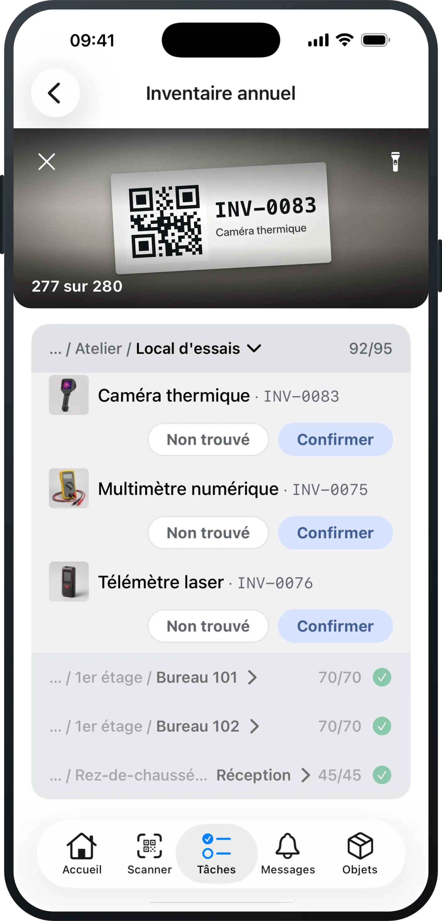 Comptage dans l'application Mango Inventory sur iPhone : en haut, l'image de la caméra avec une étiquette détectée ; en dessous, la salle en cours avec ses objets en attente et, sur chaque ligne, « Non trouvé » et « Confirmer » ; plus bas, les salles déjà terminées.