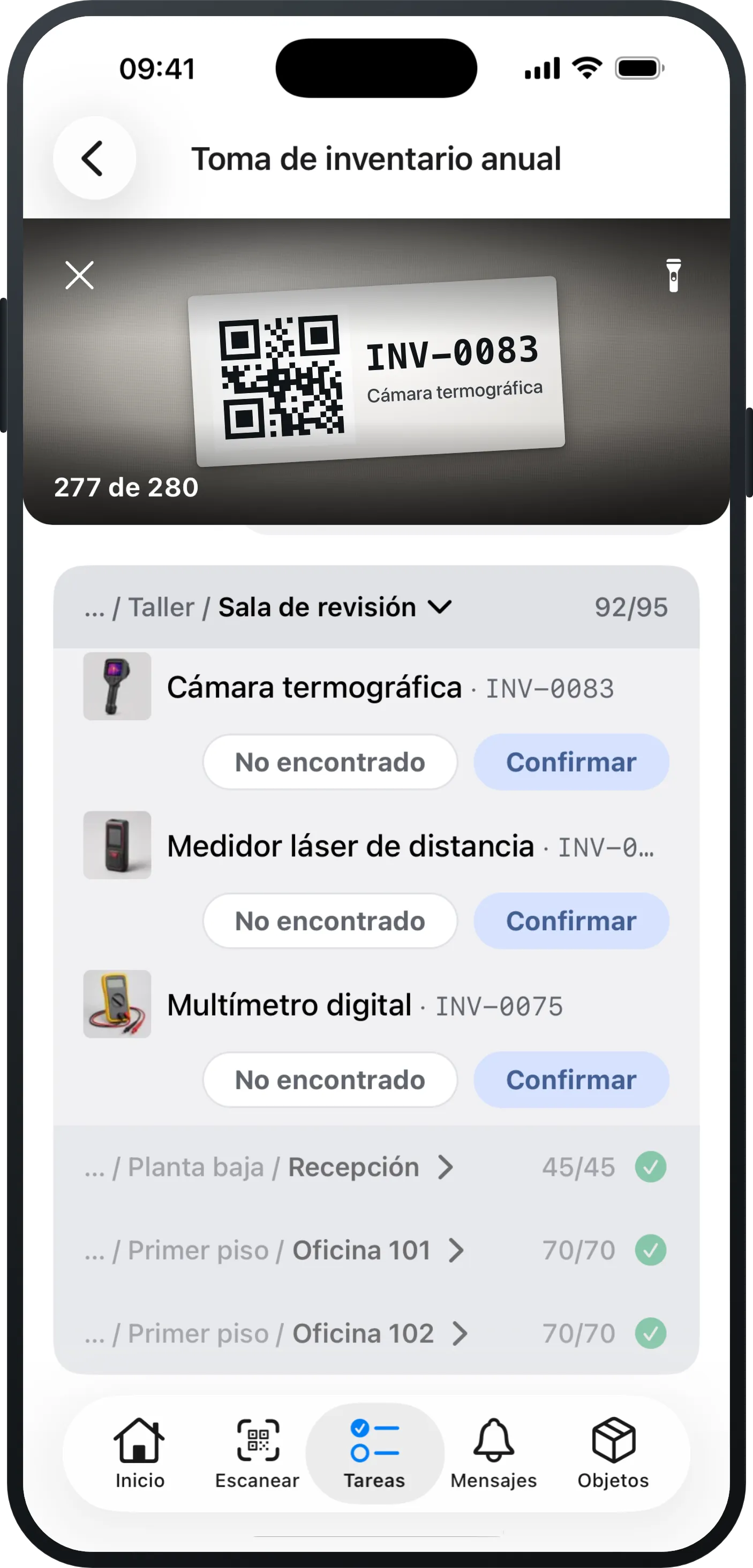 Contar con la aplicación Mango Inventory en el iPhone: arriba, la imagen de la cámara con una etiqueta detectada; debajo, la sala activa con sus objetos pendientes y, en cada fila, «No encontrado» y «Confirmar»; y más abajo, las salas ya terminadas.