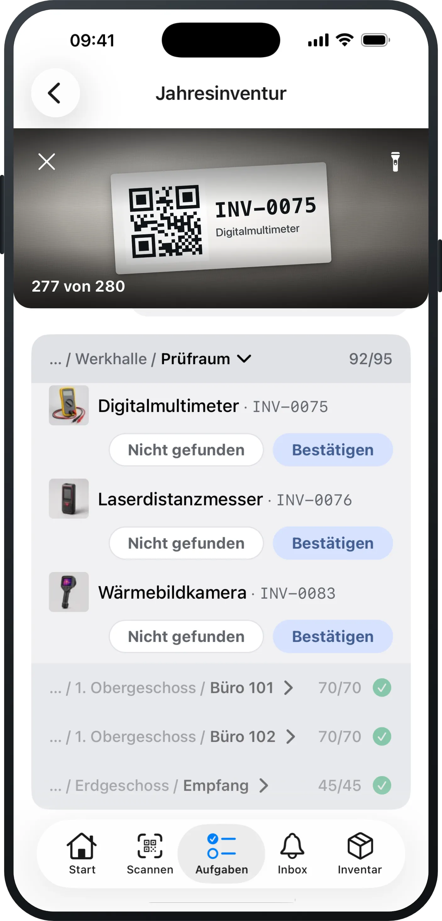 Zählen in der Mango-Inventory-App auf dem iPhone: oben das Kamerabild mit einem erfassten Etikett, darunter der aktive Raum mit seinen offenen Gegenständen und je Zeile «Nicht gefunden» und «Bestätigen», darunter die bereits abgeschlossenen Räume.
