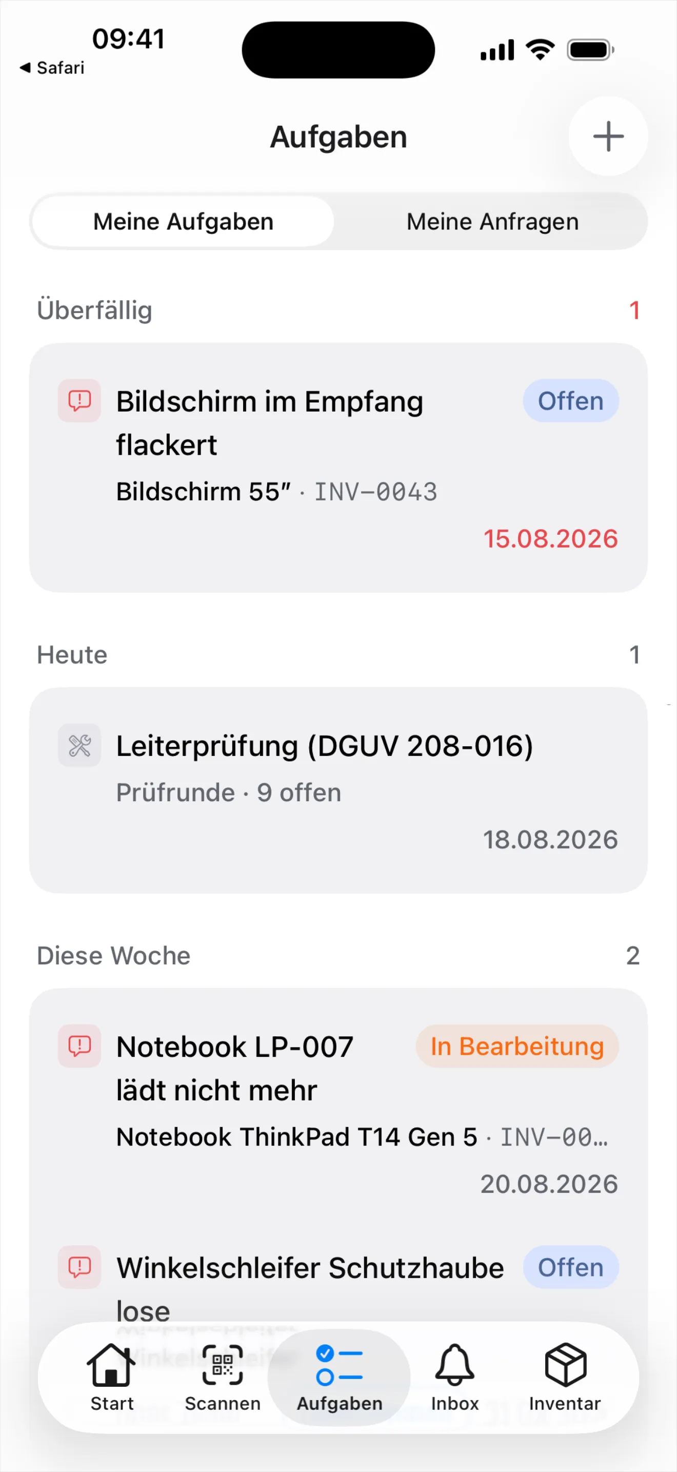 «Aufgaben» auf dem Smartphone: unter «Überfällig» ein einzelnes Defekt-Ticket mit seinem Datum in Rot, darunter unter «Heute» die zusammengefasste Zeile «Leiterprüfung (DGUV 208-016) · Prüfrunde · 9 offen» mit der frühesten Fälligkeit