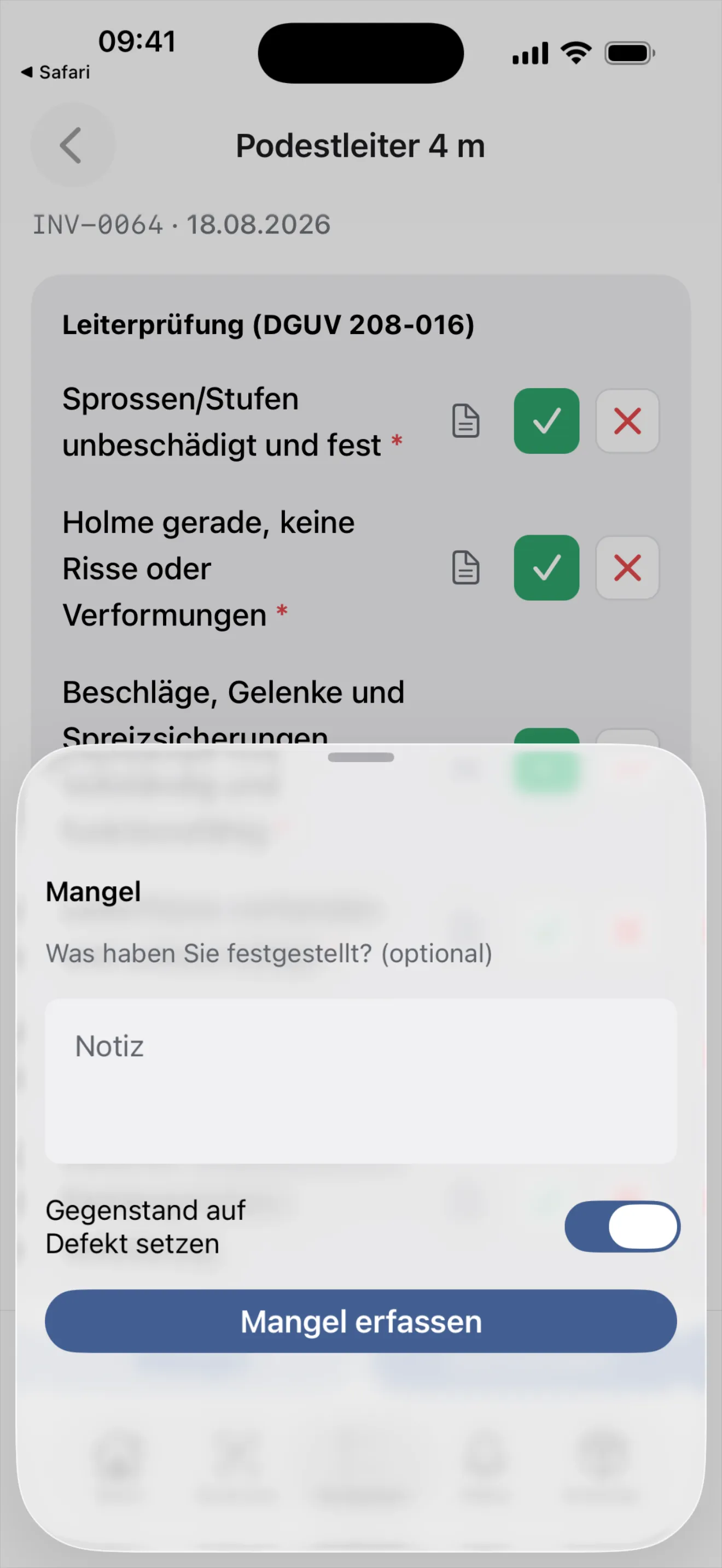 Der Mangel-Schritt als Bottom-Sheet auf dem Smartphone: die Überschrift «Mangel», das Feld «Was haben Sie festgestellt? (optional)» mit dem Platzhalter «Notiz», der aktive Schalter «Gegenstand auf Defekt setzen» und der Knopf «Mangel erfassen»