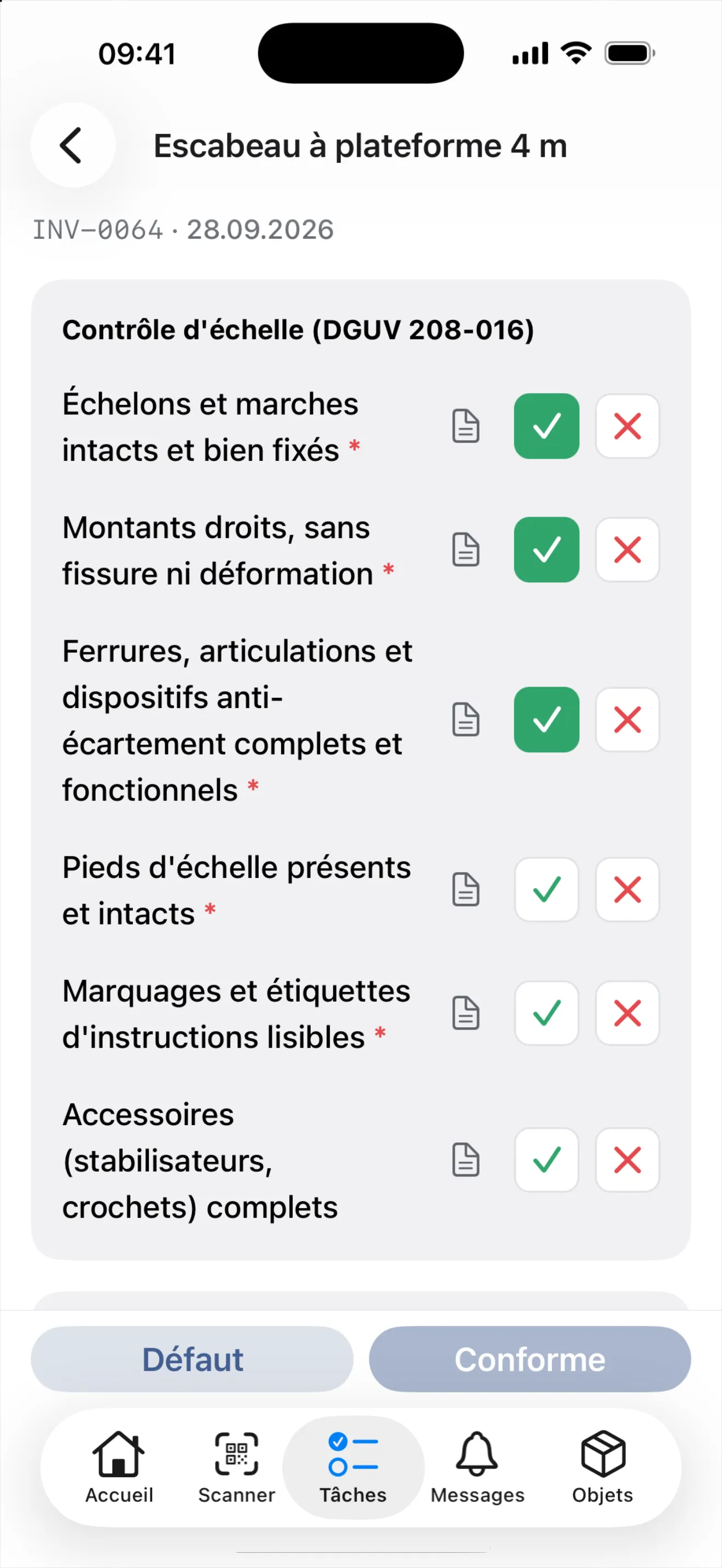 Un contrôle sur le téléphone : la liste de contrôle avec les points renseignés, « Défaut » et « Conforme » en bas