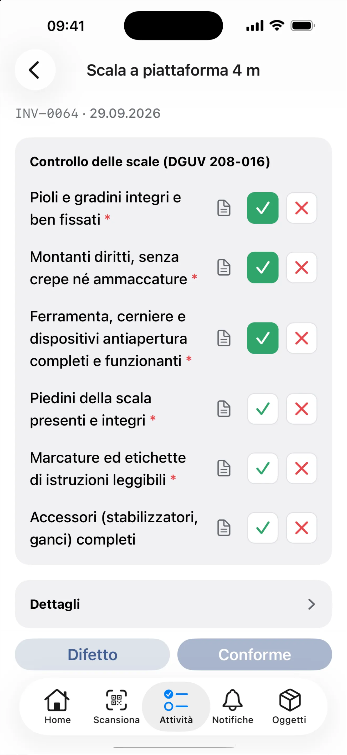 Un singolo controllo sul telefono: la lista di controllo con i punti compilati, «Difetto» e «Conforme» in basso