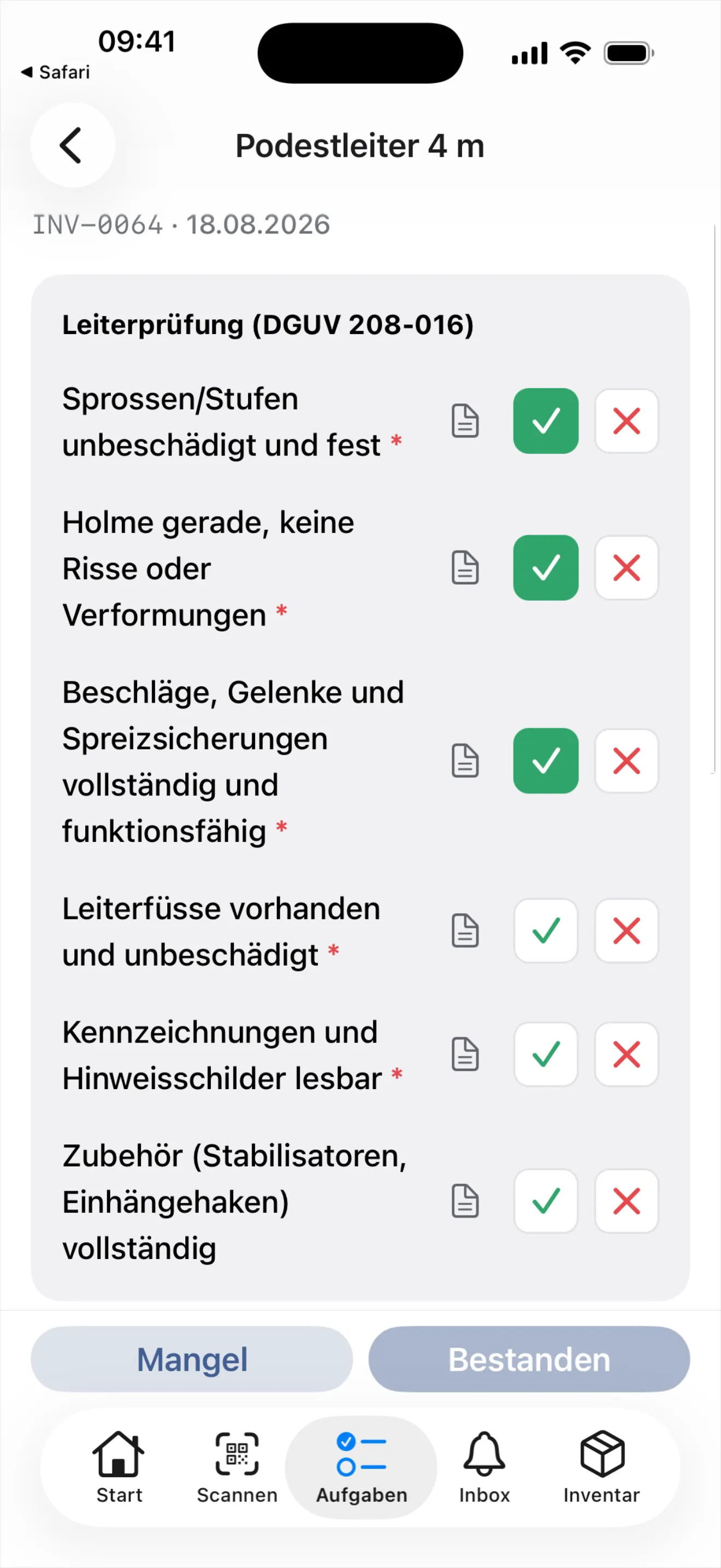Eine einzelne Prüfung auf dem Smartphone: «Podestleiter 4 m» mit der Checkliste «Leiterprüfung (DGUV 208-016)», drei von sechs Prüfpunkten grün beantwortet, unten die Leiste mit «Mangel» und dem noch gesperrten «Bestanden»