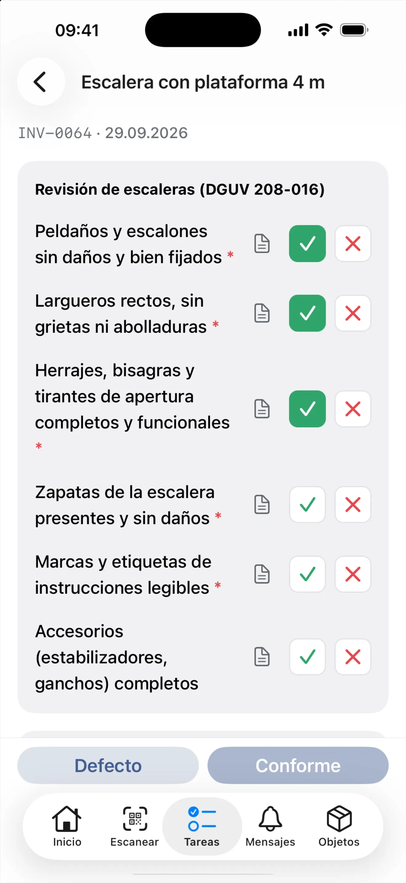 Una revisión en el teléfono: la lista de verificación con los puntos respondidos, «Defecto» y «Conforme» abajo
