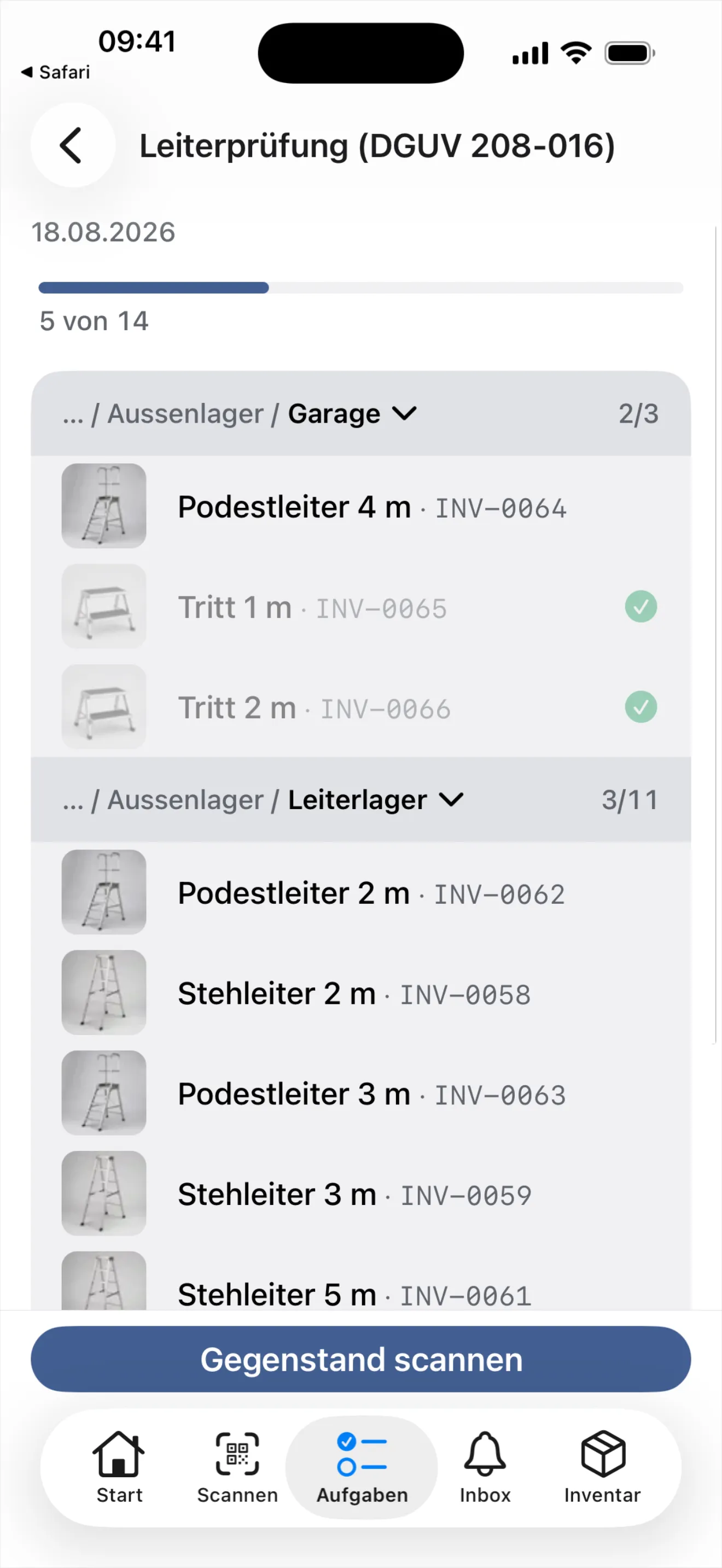Die Prüfrunde «Leiterprüfung (DGUV 208-016)» auf dem Smartphone: Fortschrittsbalken «5 von 14», nach Standort gruppierte Bänder — «… / Aussenlager / Garage 2/3» und «… / Aussenlager / Leiterlager 3/11» — mit den Leitern, ihren Fotos und Barcodes, unten die Leiste «Gegenstand scannen»