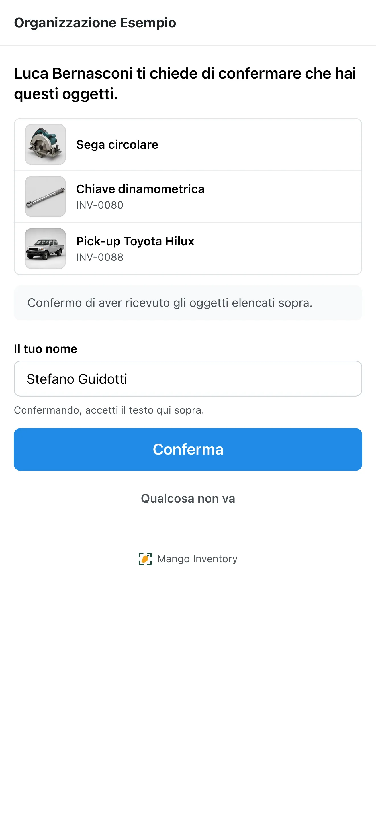 La pagina della persona sul telefono: la richiesta di confermare che ha questi oggetti, tre oggetti con le foto, il testo di impegno, il suo nome, «Conferma» e «Qualcosa non va»