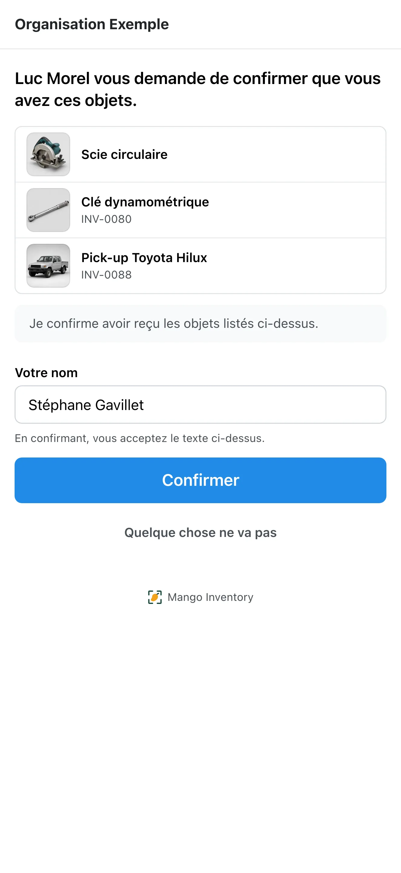La page de la personne sur un téléphone : la demande de confirmer qu'elle a bien ces objets, trois objets avec photo, le texte d'engagement, son nom, « Confirmer » et « Quelque chose ne va pas »