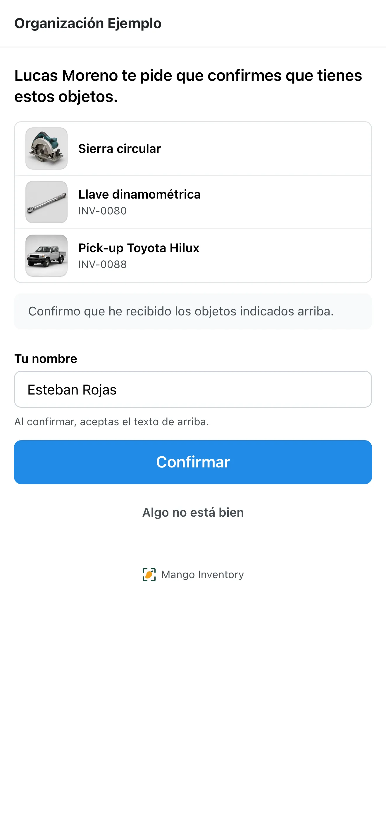 La página de la persona en un teléfono: la petición de confirmar que tiene estos objetos, tres objetos con fotos, el texto de compromiso, su nombre, «Confirmar» y «Algo no está bien»
