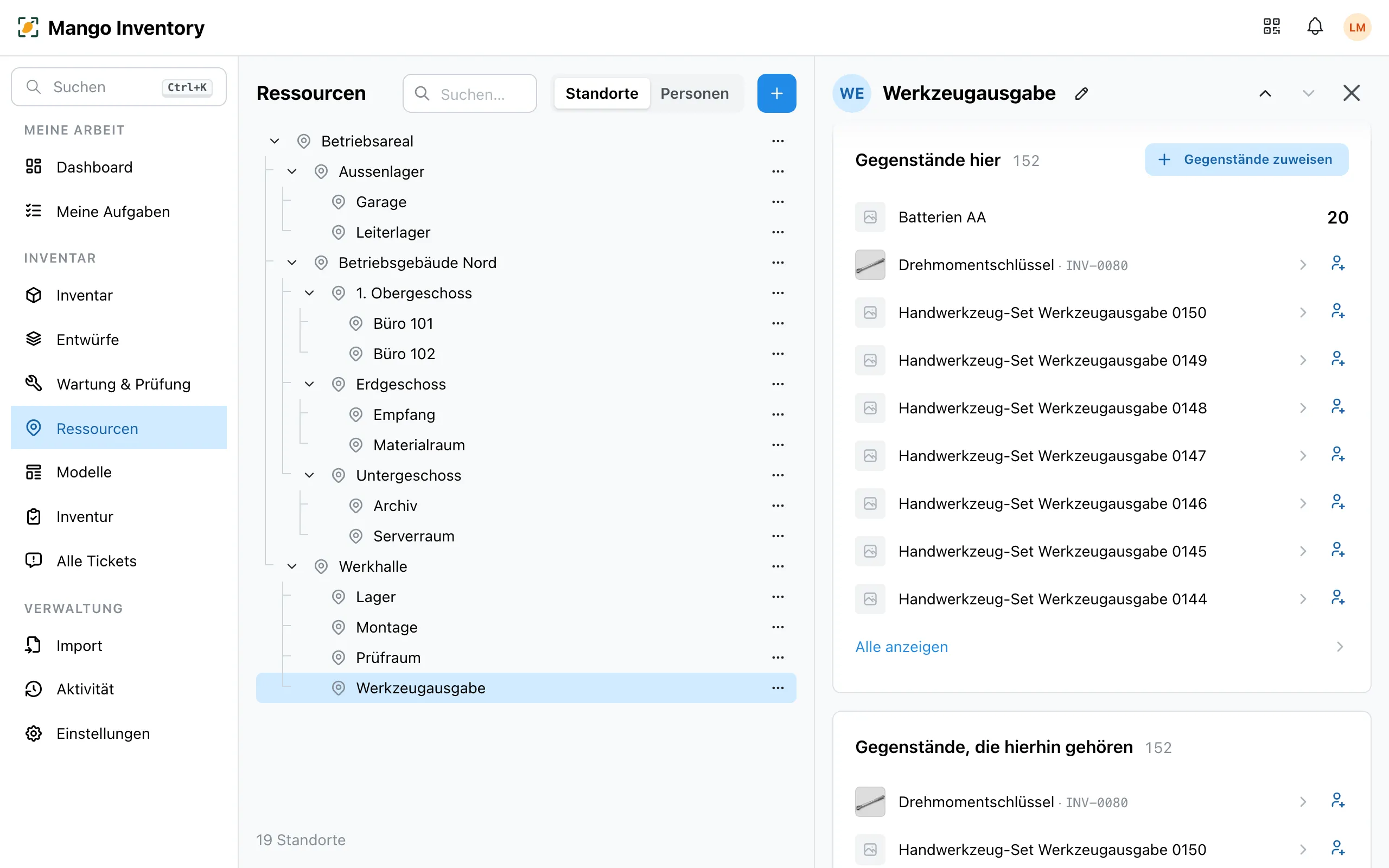 Die Ressourcen-Seite mit dem Standortbaum, daneben der geöffnete Raum «Werkzeugausgabe» mit seinen Gegenständen und «Gegenstände zuweisen»