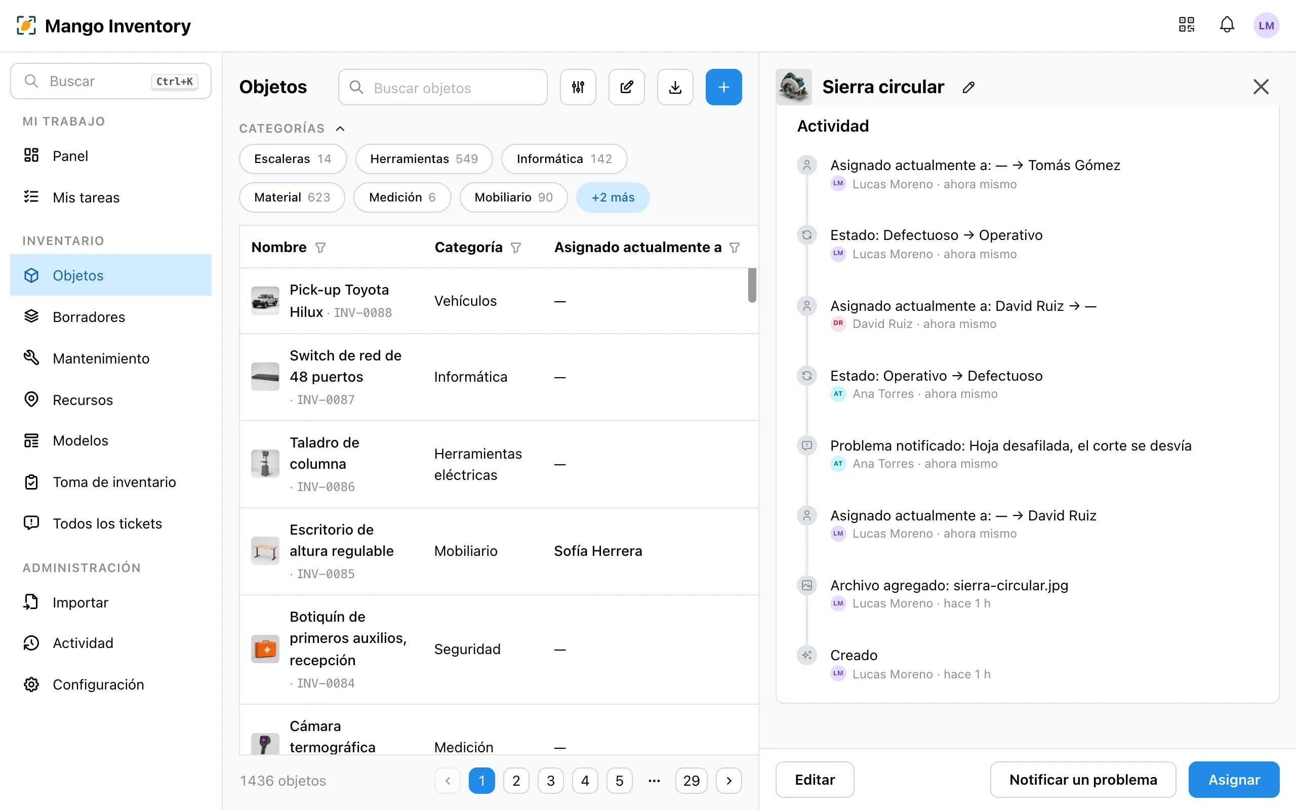 La sección «Actividad» de una sierra circular: dos préstamos a personas, una devolución, dos cambios de estado, un problema notificado y un archivo agregado, cada uno con nombre y hora