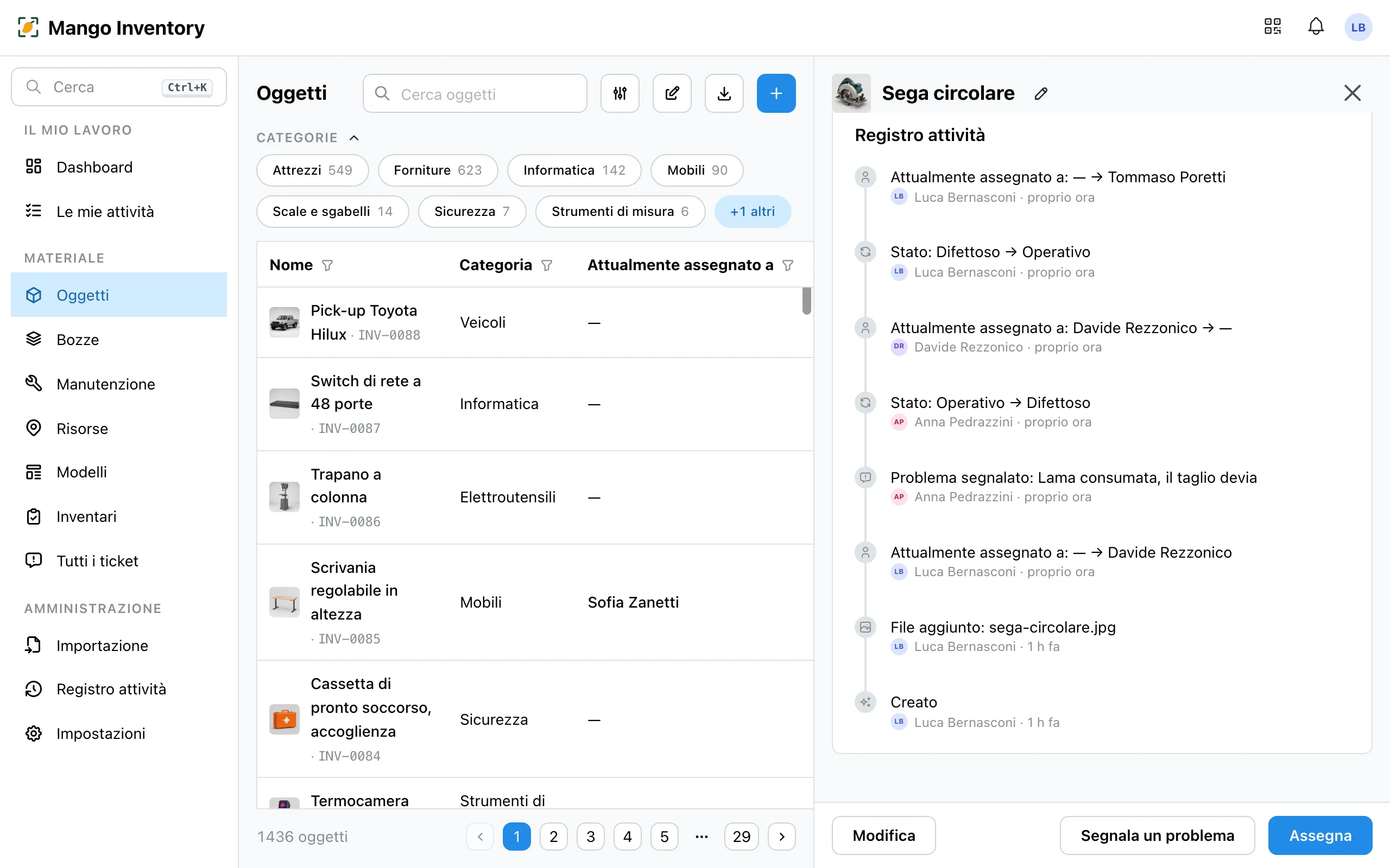 La sezione «Registro attività» di una sega circolare: due prestiti a persone, una restituzione, due cambi di stato, un problema segnalato e un file aggiunto, ognuno con nome e ora
