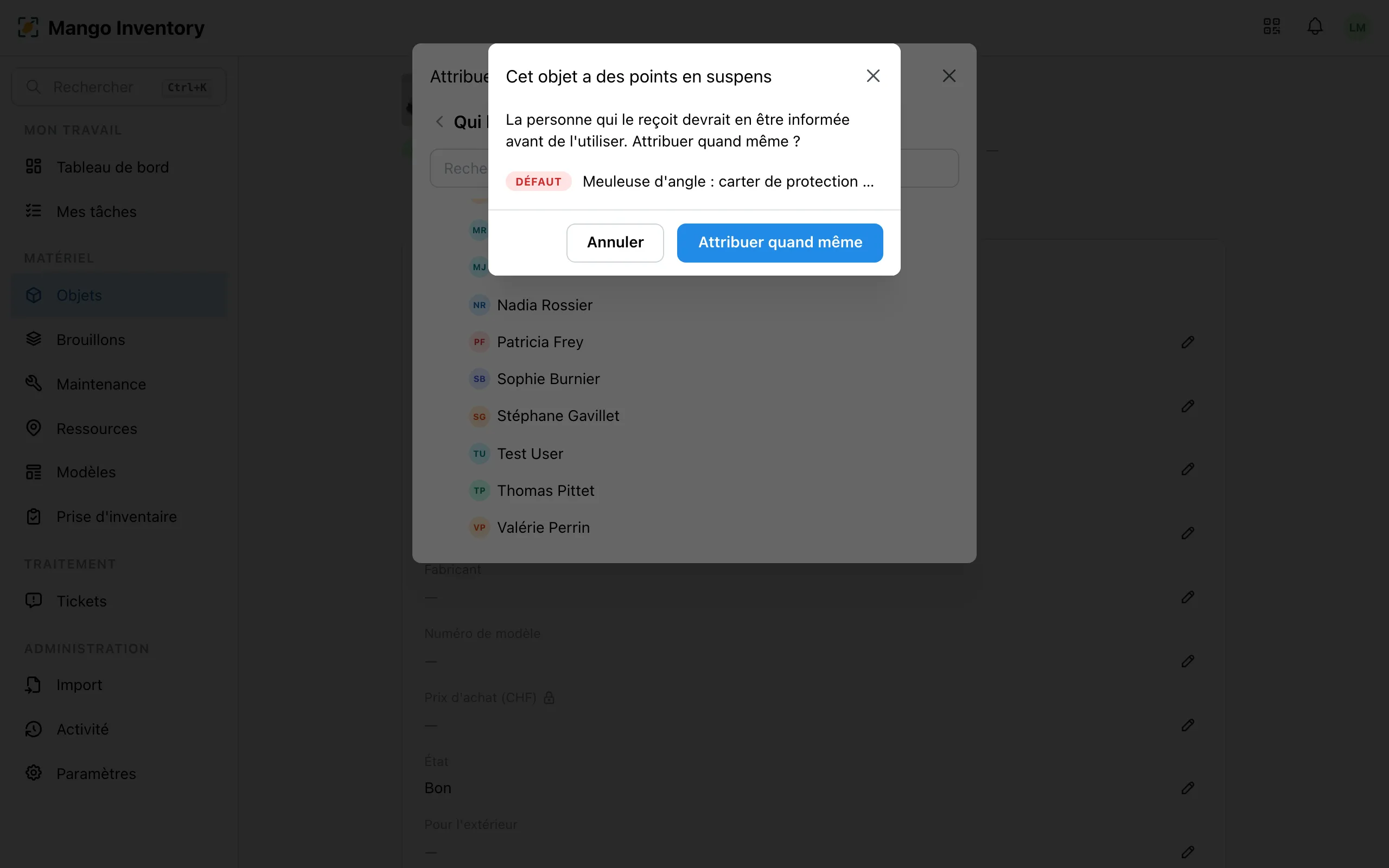 L'avertissement « Cet objet a des points en suspens » qui nomme le ticket de défaut sur le capot de protection desserré d'une meuleuse d'angle, avec le bouton « Attribuer quand même »