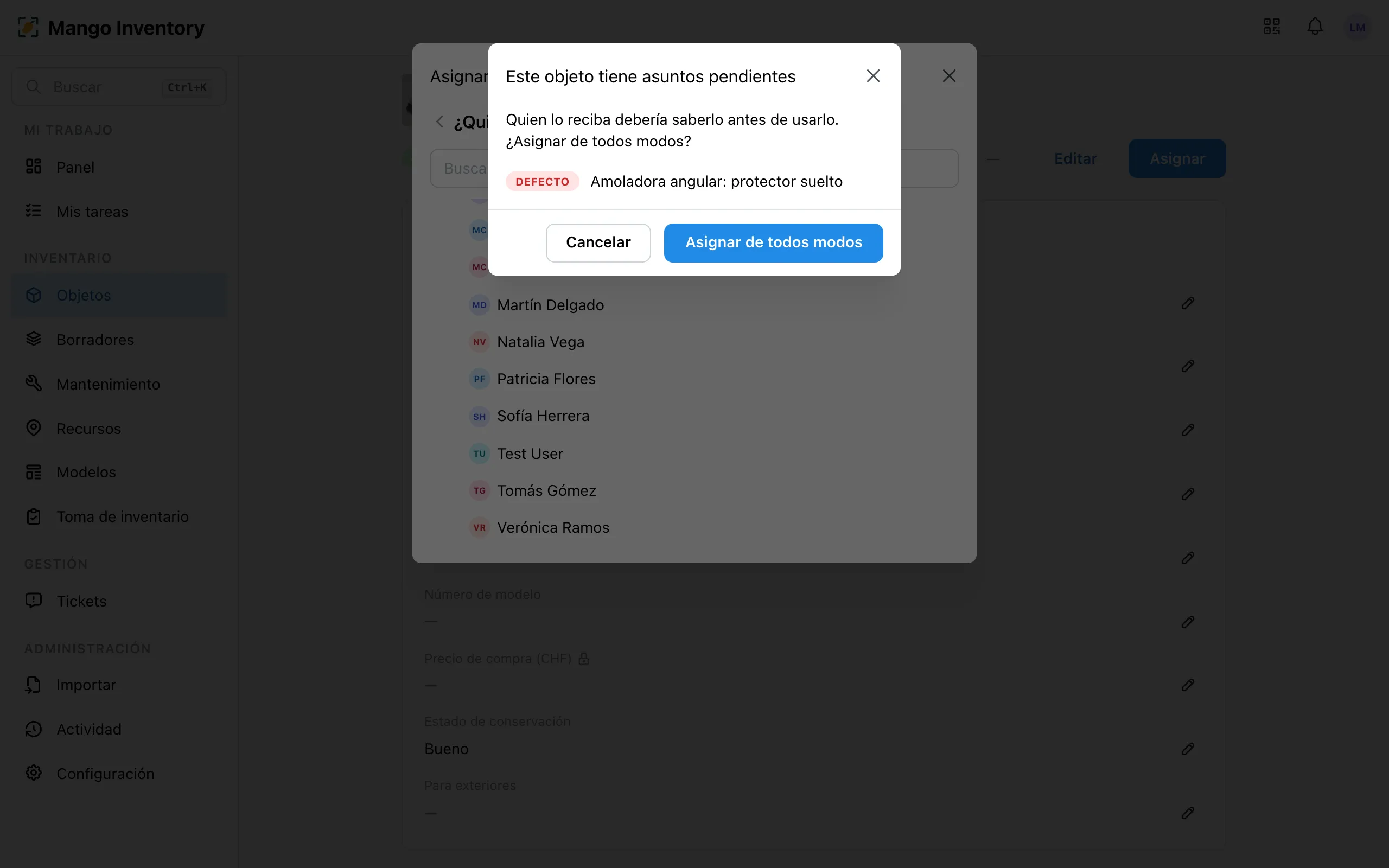 La advertencia «Este objeto tiene asuntos pendientes» con el ticket de defecto sobre la protección suelta de una amoladora angular, y el botón «Asignar de todos modos»