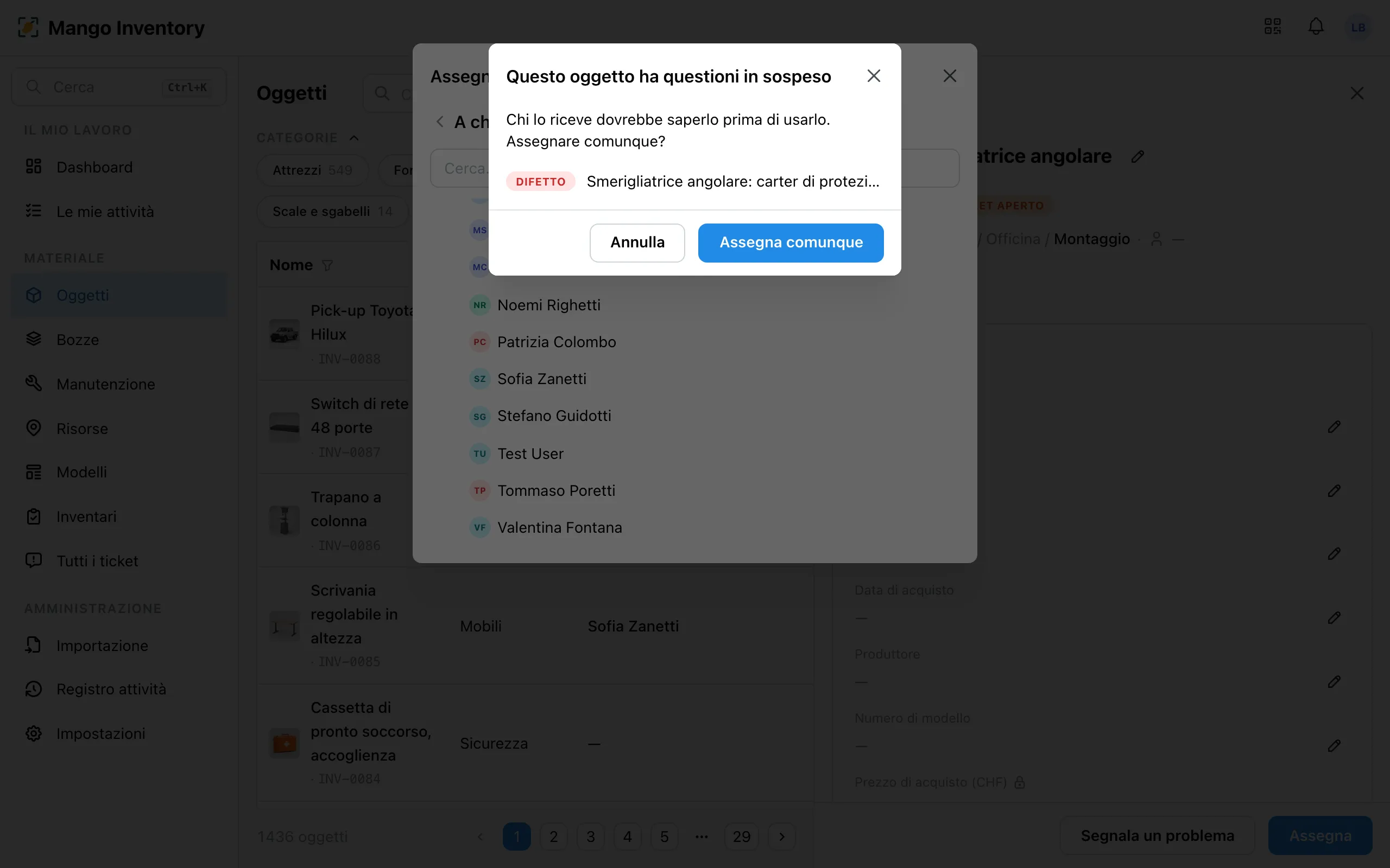 L'avviso «Questo oggetto ha questioni in sospeso» che nomina il ticket di tipo «Difetto» su una protezione allentata di una smerigliatrice angolare, con il pulsante «Assegna comunque»